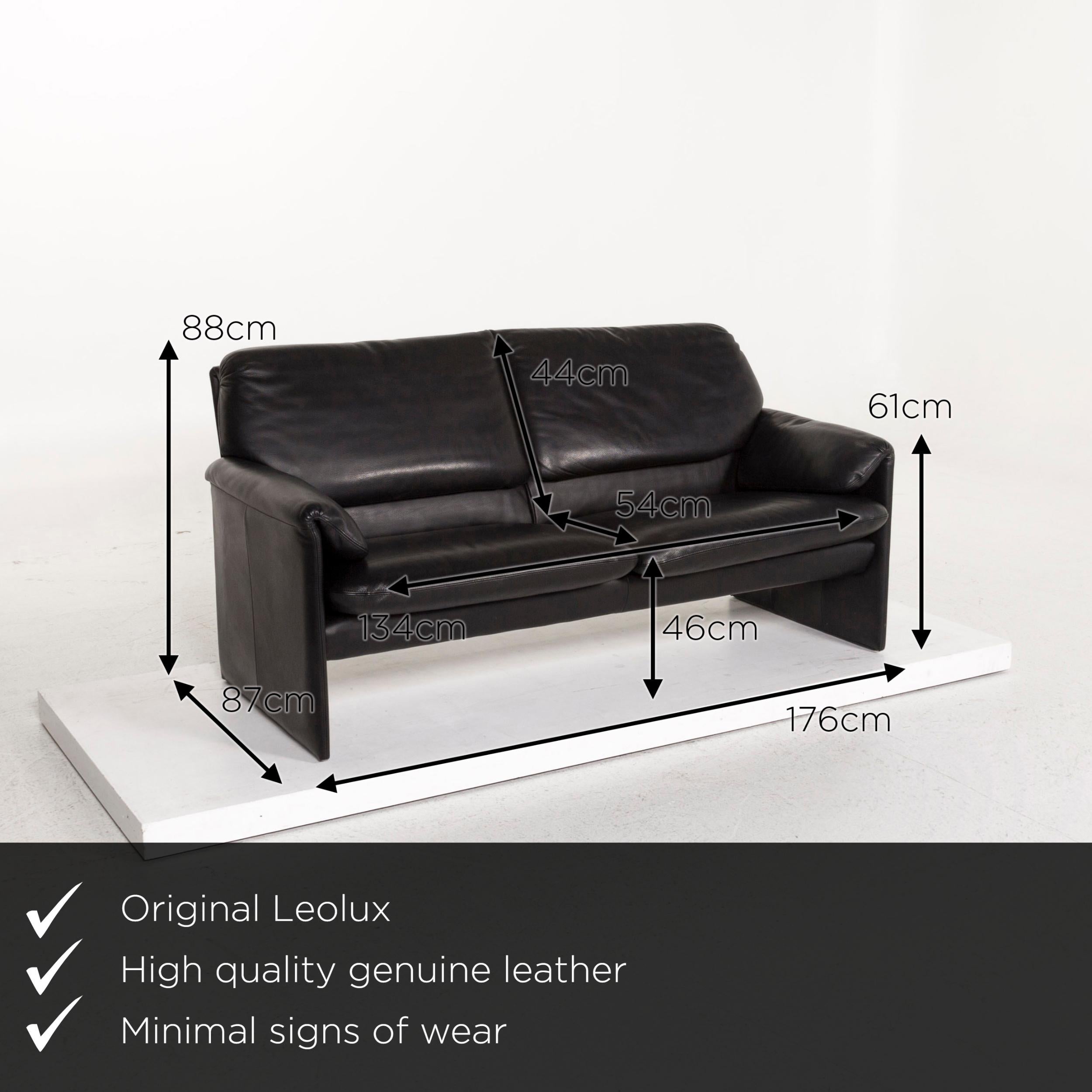 We bring to you a Leolux leather sofa black two-seat couch.
 

 Product measurements in centimeters:
 

Depth 87
Width 176
Height 88
Seat-height 46
Rest-height 61
Seat-depth 54
Seat-width 134
Back-height 44.
 