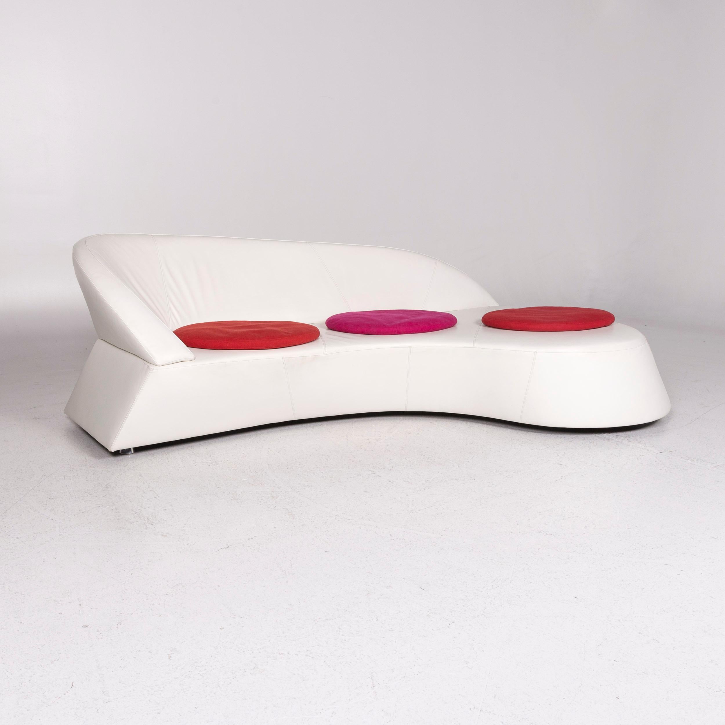 We bring to you a Leolux Morena leather corner sofa white sofa couch.

 

 Product measurements in centimeters:
 

Depth 89
Width 258
Height 83
Seat-height 41
Rest-height 78
Seat-depth 56
Seat-width 213
Back-height 41.