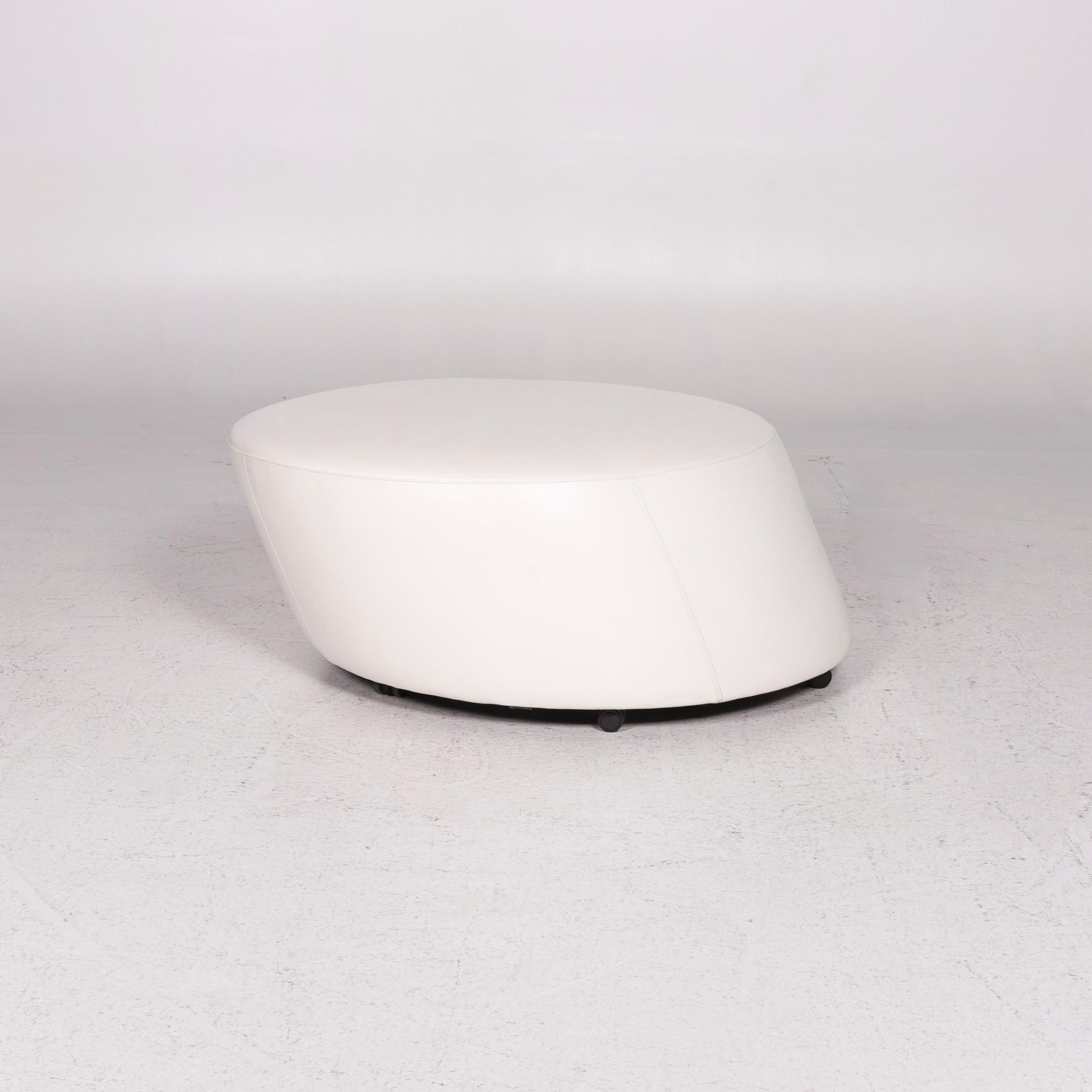We bring to you a Leolux Morena leather stool white.


 Product measurements in centimeters:
 

 Depth 91
 Width 102
 Height 41.





  
