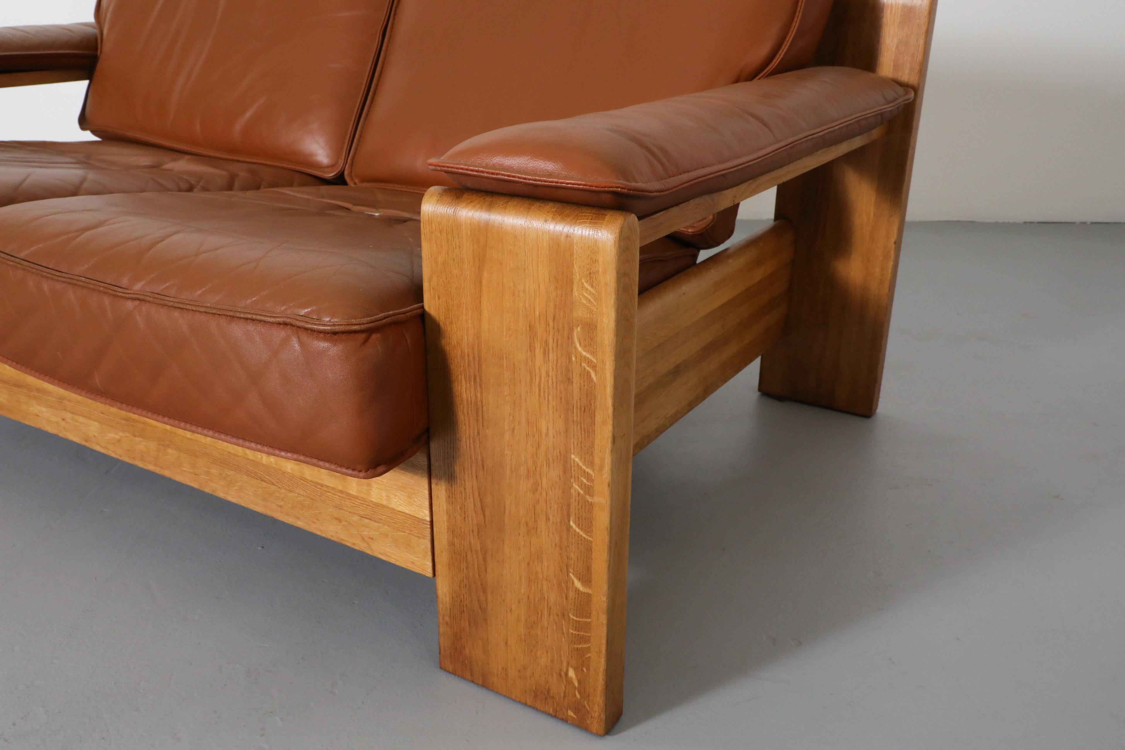 Loveseat Leolux de los años 70 con estructura de roble y cuero natural en tono teja en venta 5