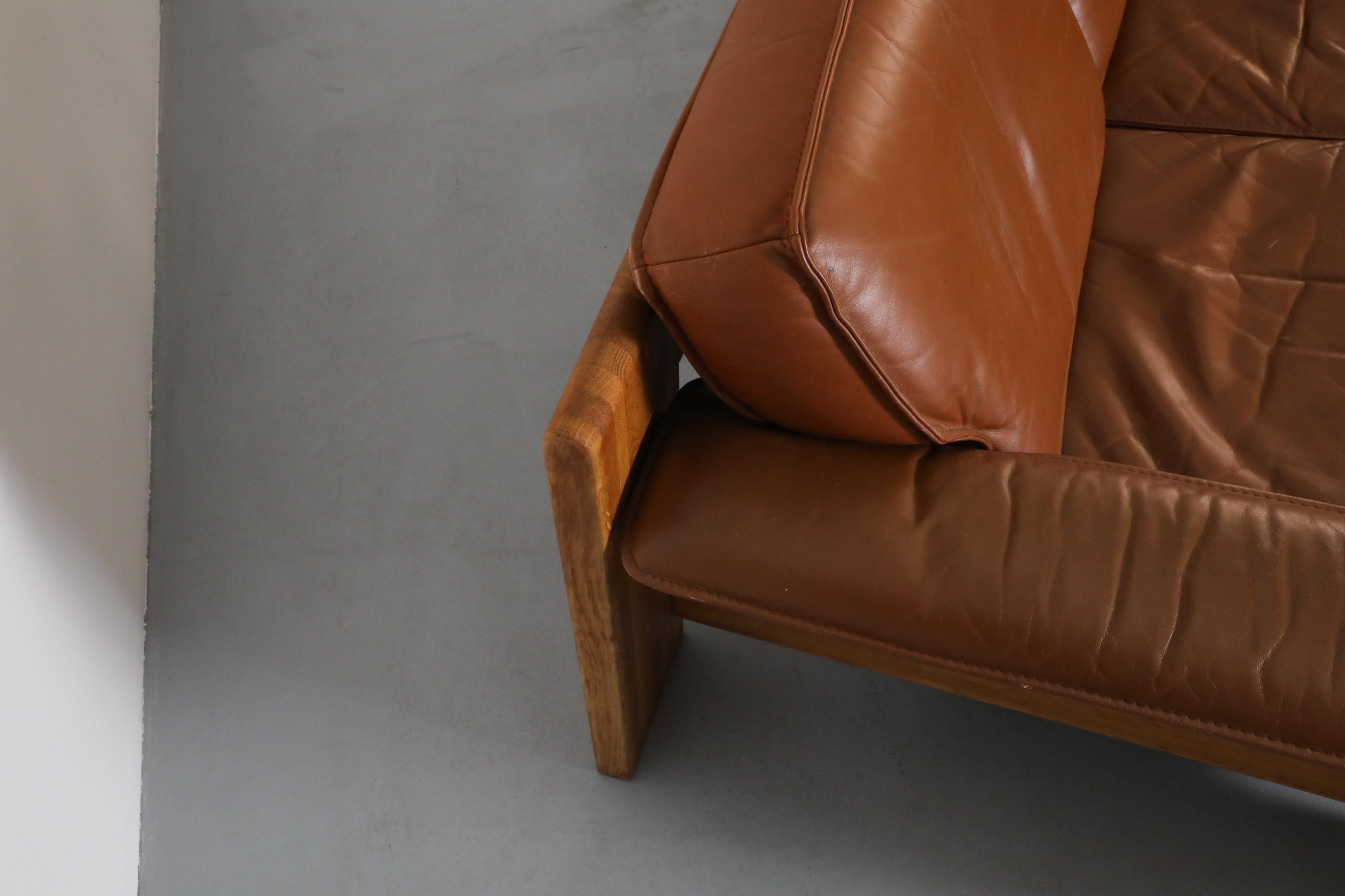 Loveseat Leolux de los años 70 con estructura de roble y cuero natural en tono teja en venta 8