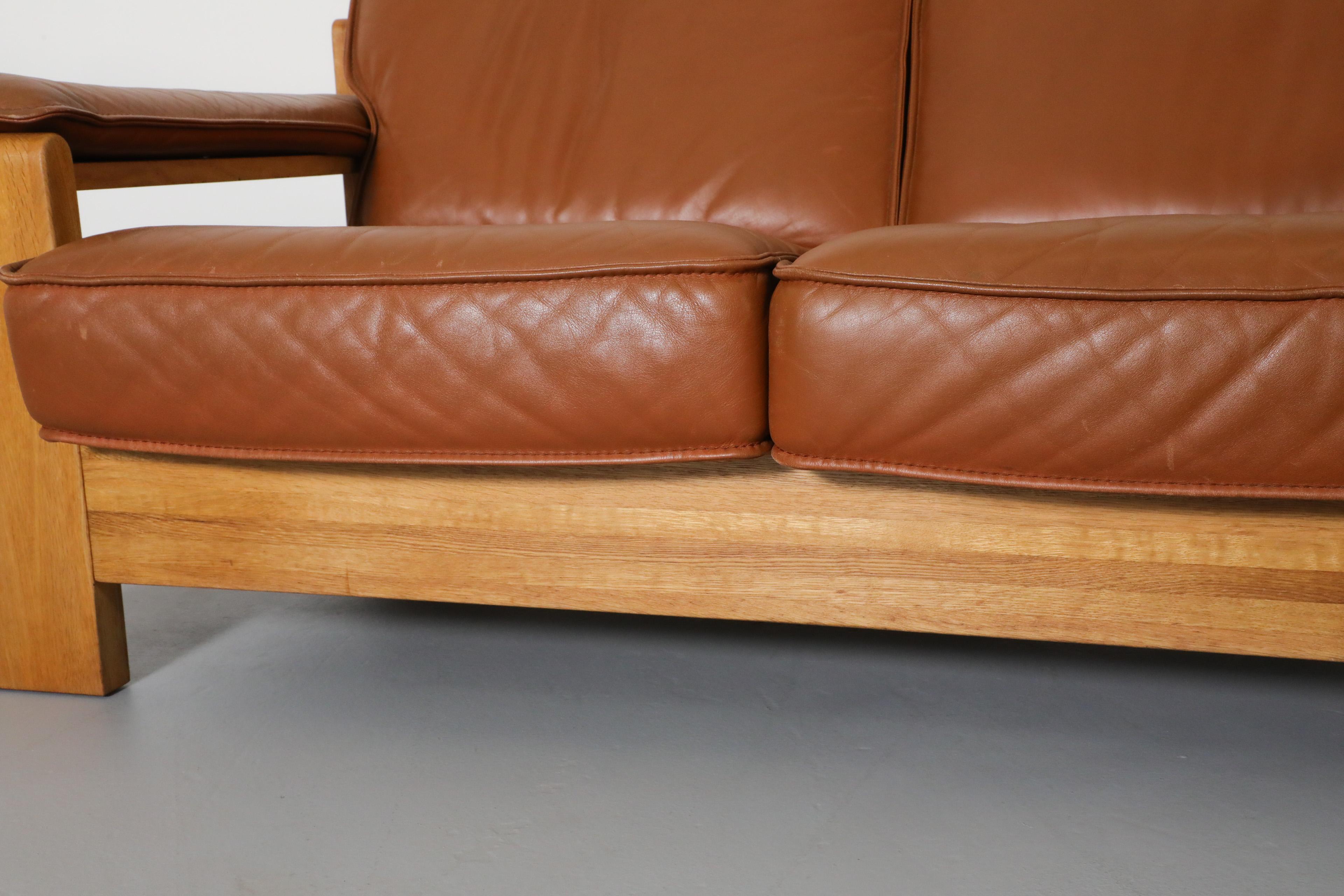 Loveseat Leolux de los años 70 con estructura de roble y cuero natural en tono teja en venta 9