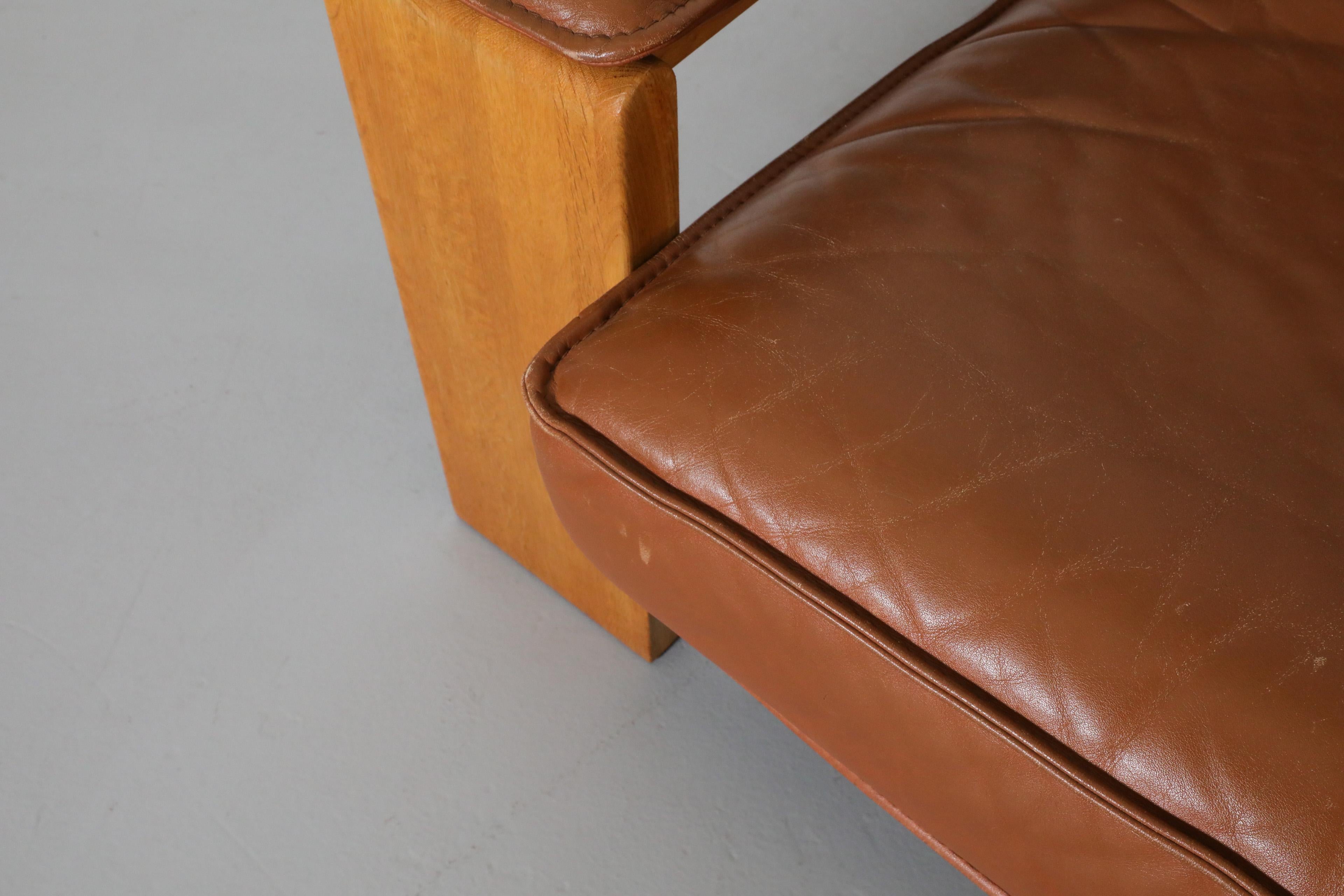 Loveseat Leolux de los años 70 con estructura de roble y cuero natural en tono teja en venta 10