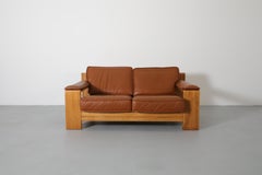Loveseat Leolux de los años 70 con estructura de roble y cuero natural en tono teja