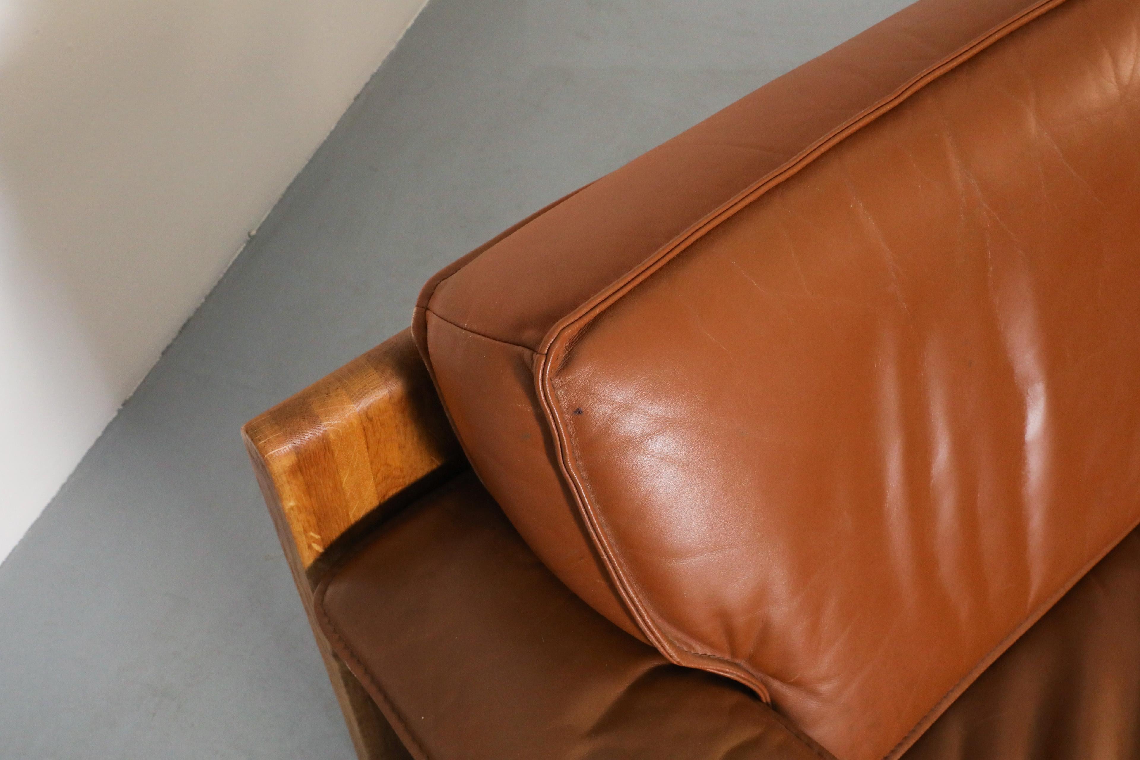 Loveseat Leolux de los años 70 con estructura de roble y cuero natural en tono teja en venta 13
