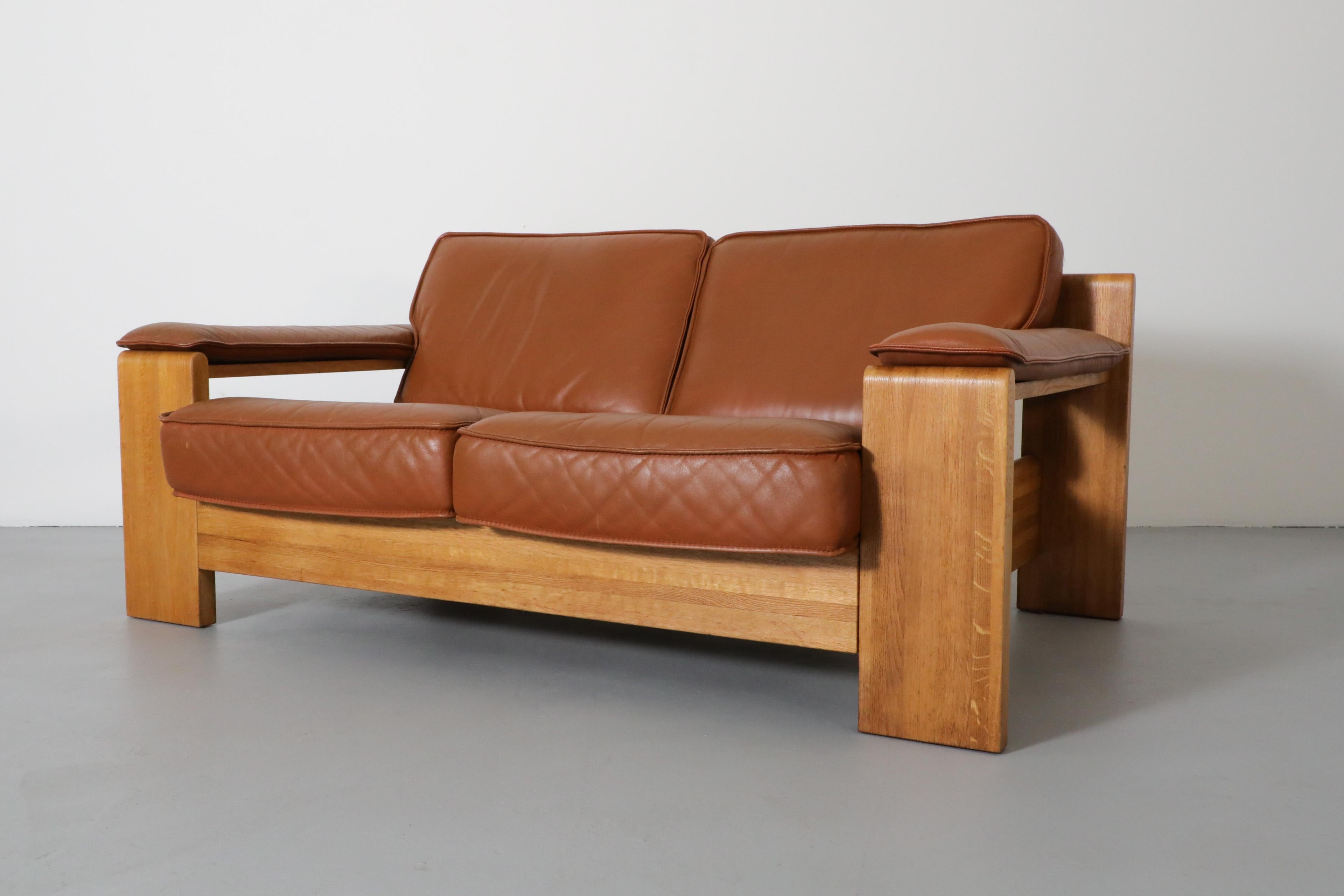 Loveseat Leolux de los años 70 con estructura de roble y cuero natural en tono teja en Bueno estado para la venta en Los Angeles, CA