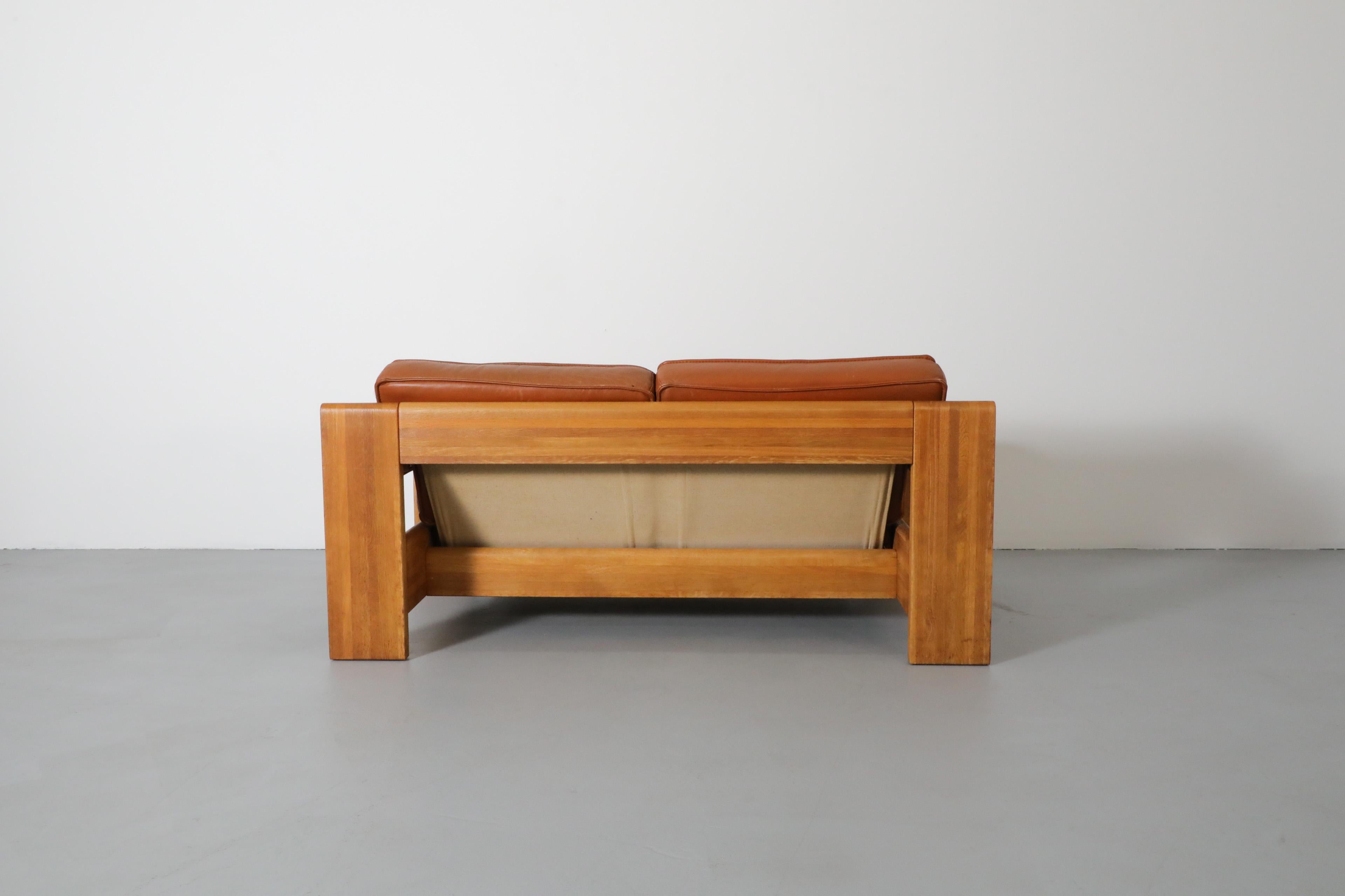 Loveseat Leolux de los años 70 con estructura de roble y cuero natural en tono teja en venta 1