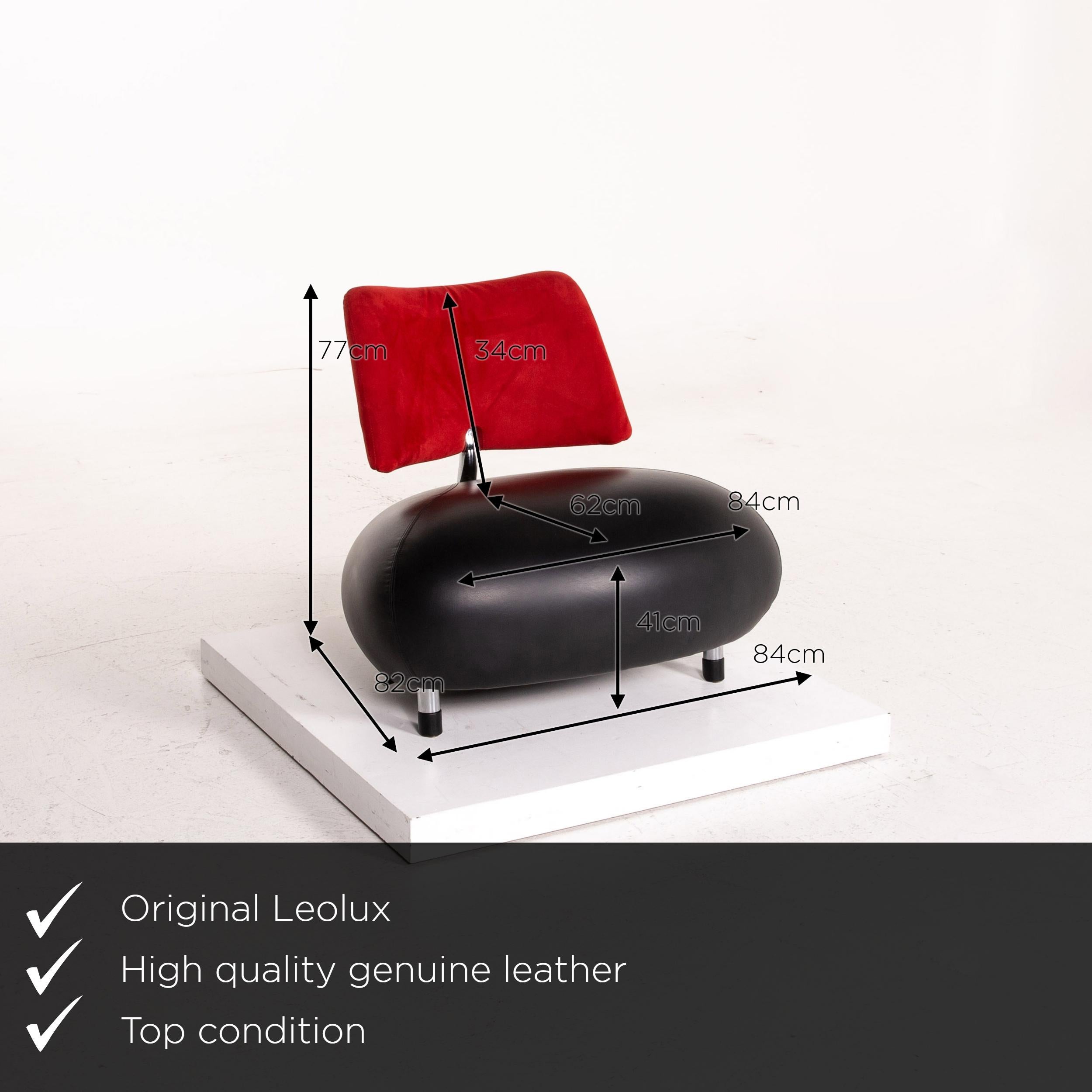 We present to you a Leolux Pallone leather Alcantara fabric armchair black red.
    
 

 Product measurements in centimeters:
 

Depth 82
Width 84
Height 77
Seat height 41
Seat depth 62
Seat width 84
Back height 34.
     
   