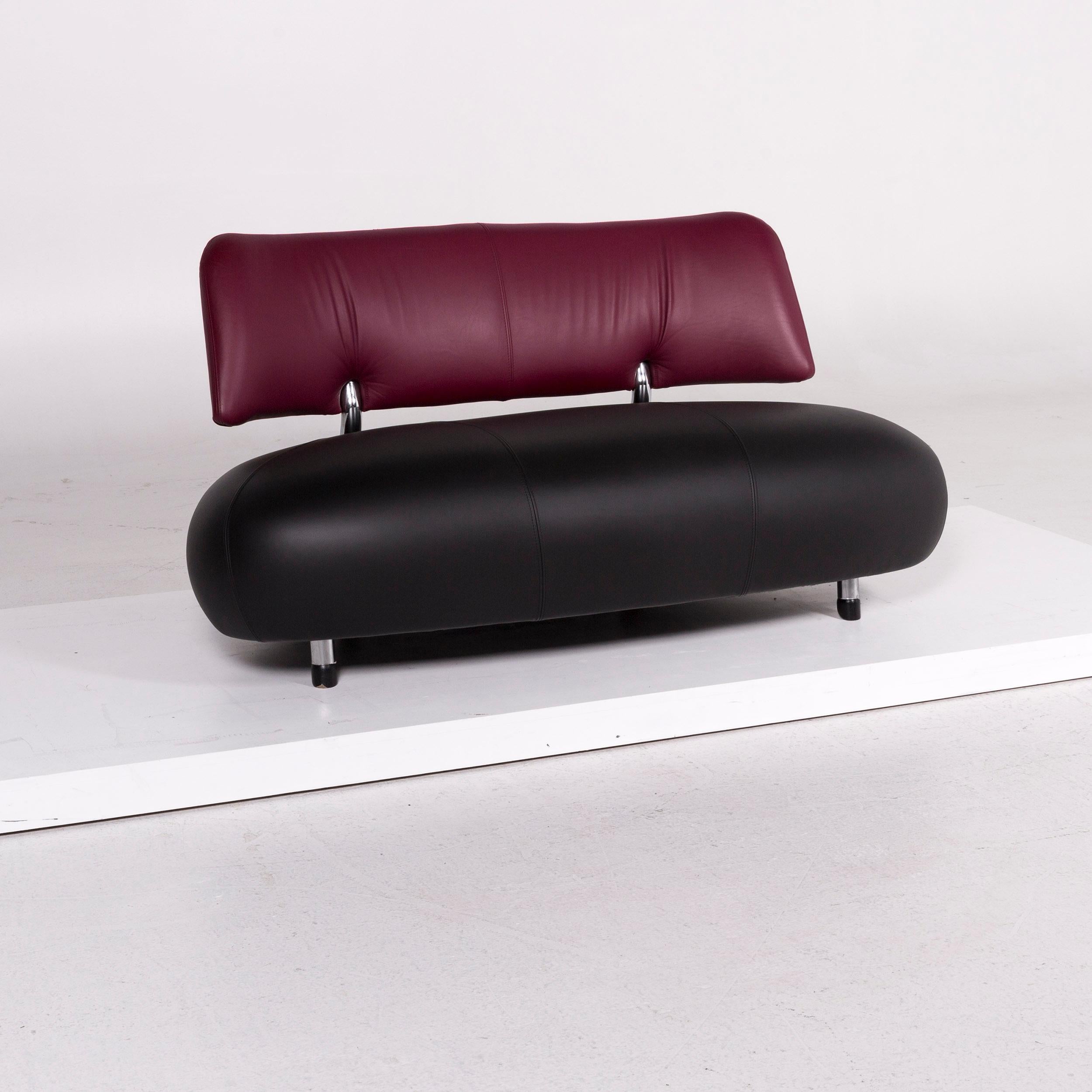 We bring to you a Leolux Pallone leather sofa black purple two-seat couch.
 

Product measurements in centimetres:
 

Depth 85
Width 144
Height 78
Seat-height 40
Seat-depth 60
Seat-width 144
Back-height 30.

   