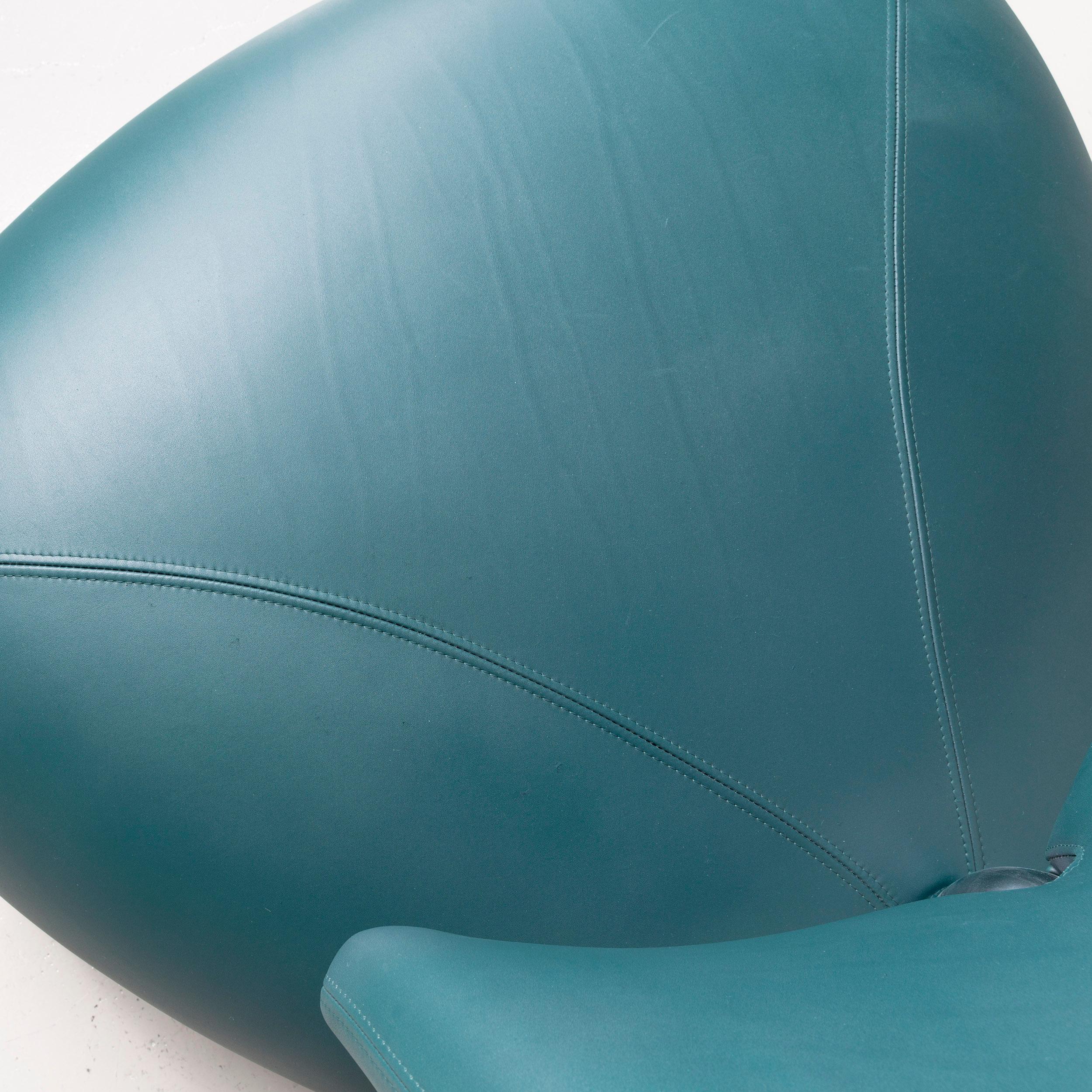 Leolux Pallone Pa Designer Chair Leather Green Modern In Excellent Condition For Sale In Cologne, DE