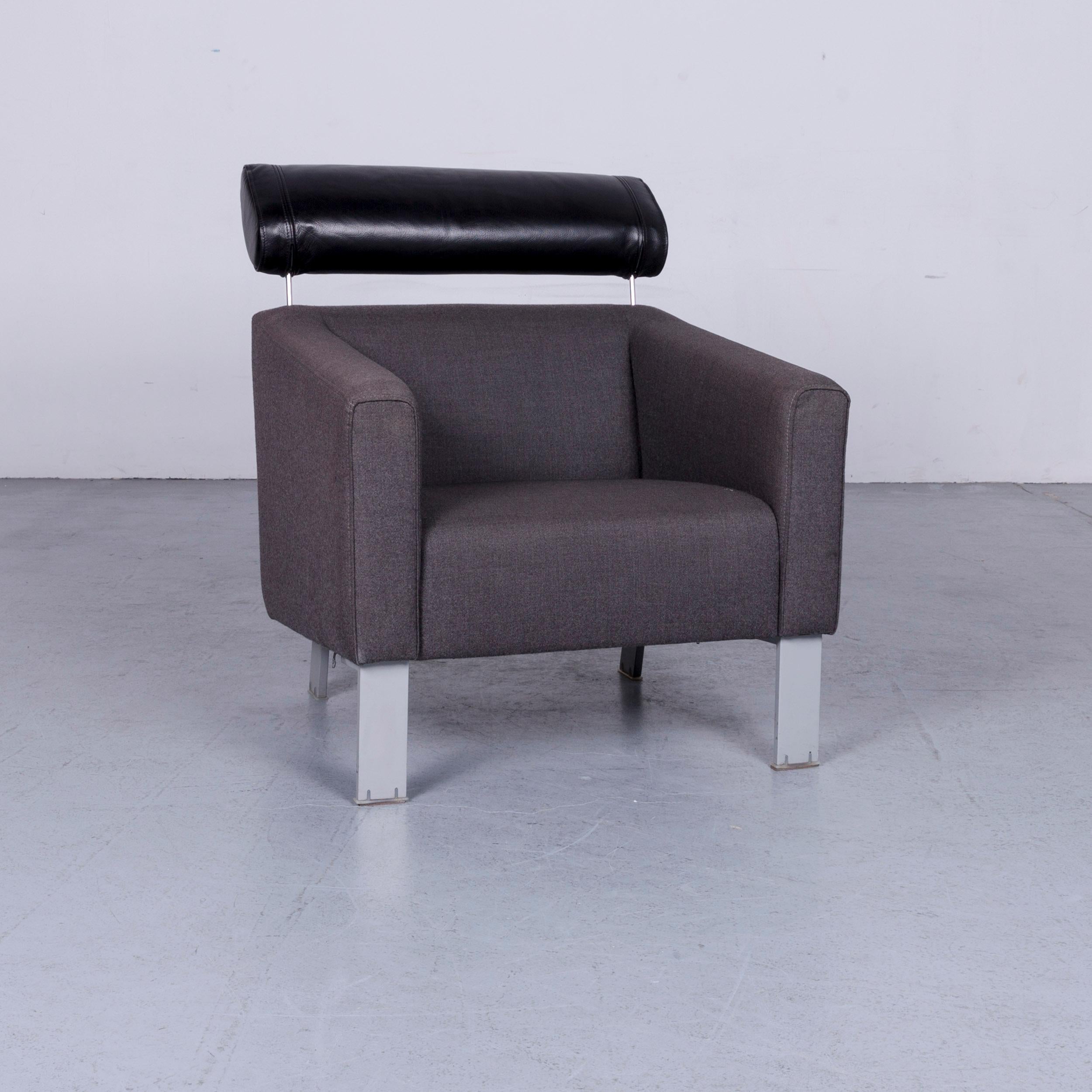We bring to you a Leolux Patachou designer armchair fabric grey chair.
  