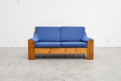 Leolux Loveseat aus Kiefernholz mit originalen blauen Kissen