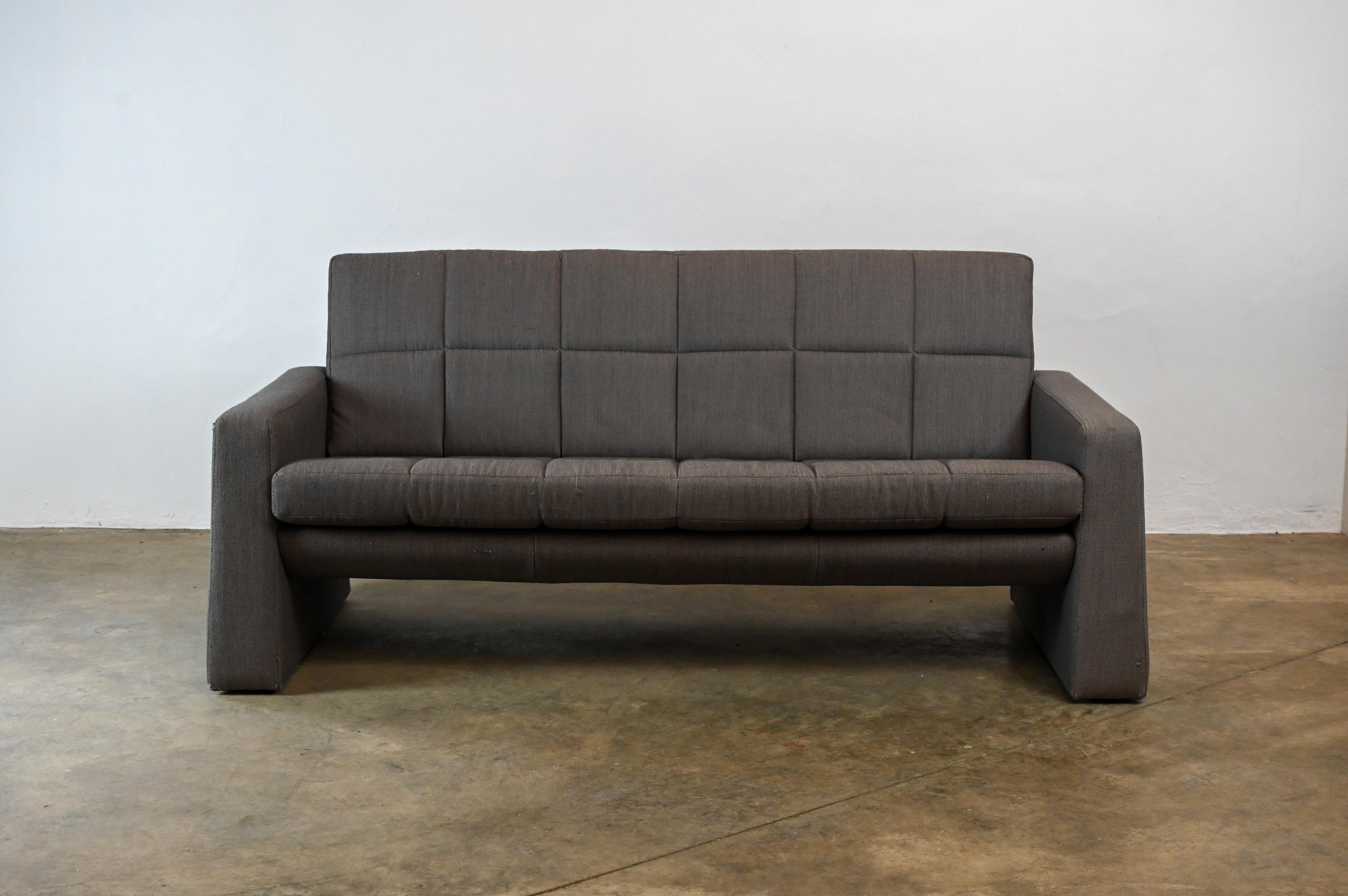 very nice sofa with a good design from the Netherlands. The middle part seems to be floating. Tag on the bottom leg and also on the back of the pillow.