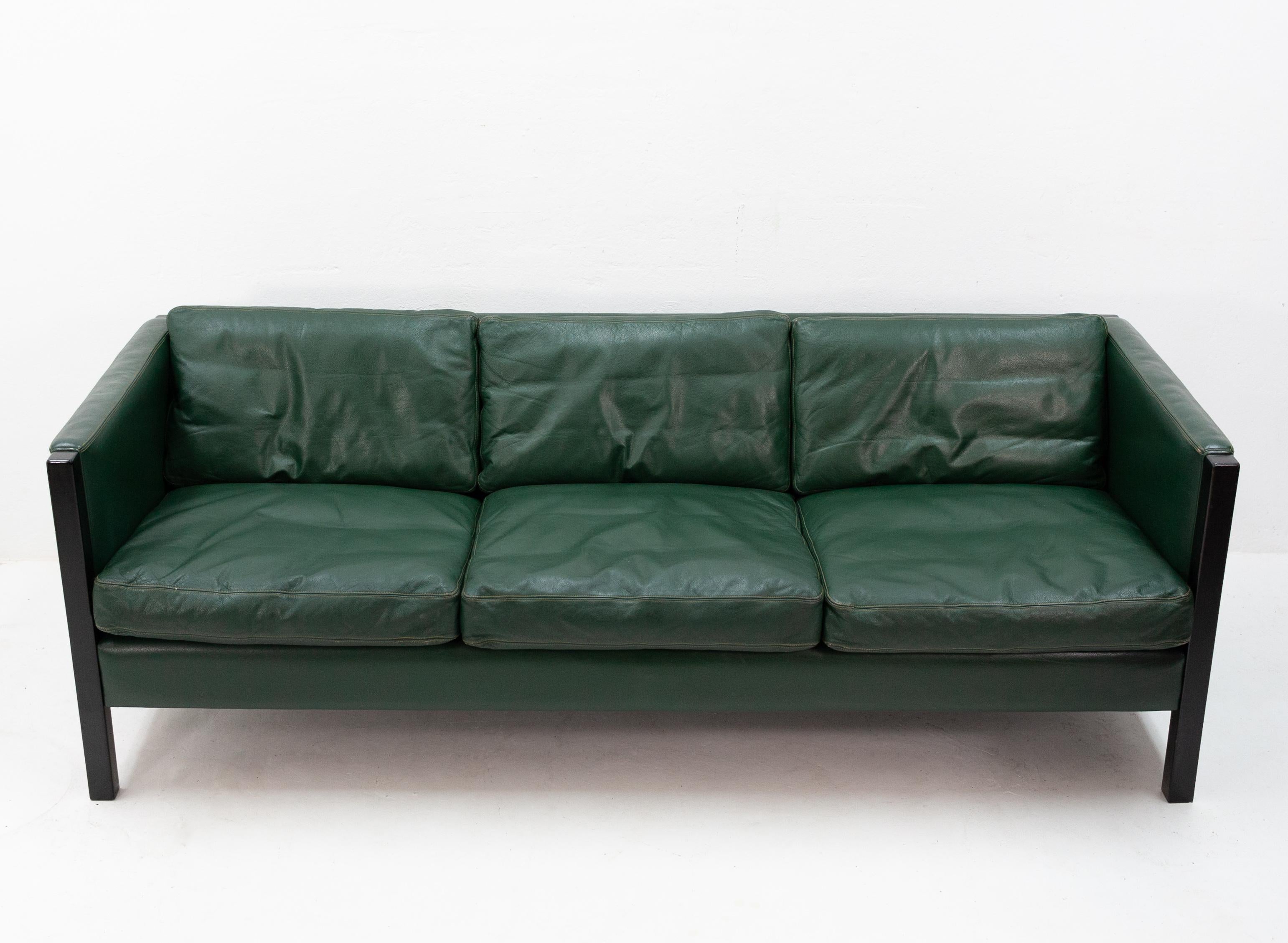 Lovely sofa by Leolux Dutch quality furniture maker for over 50 years. Superb quality. Racing green color. Everything is right on this sofa. Love the model to. 1970s With feathers filling cushions.
Very good condition.





 