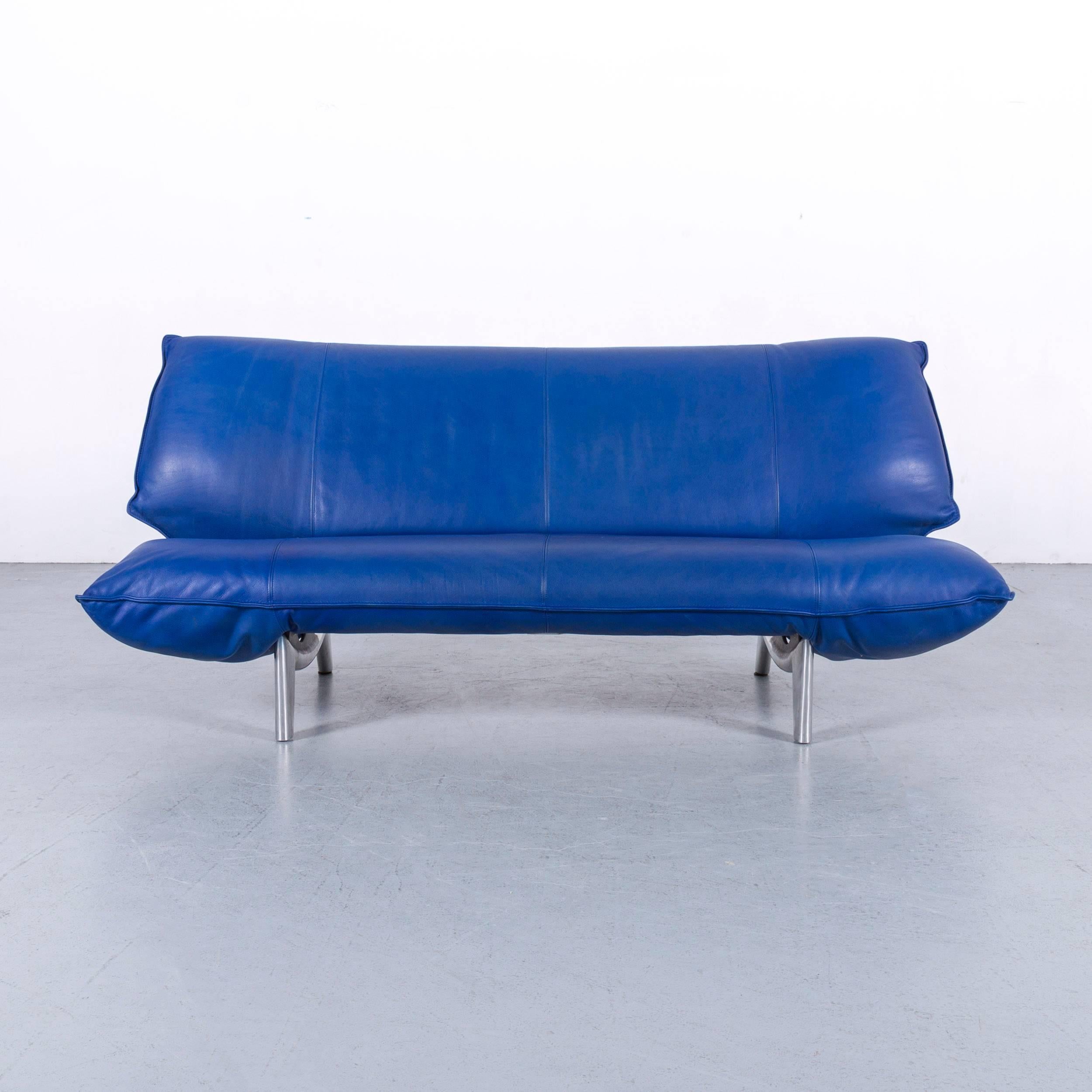 We bring to you an Leolux Tango designer sofa leather blue two-seat couch modern.
