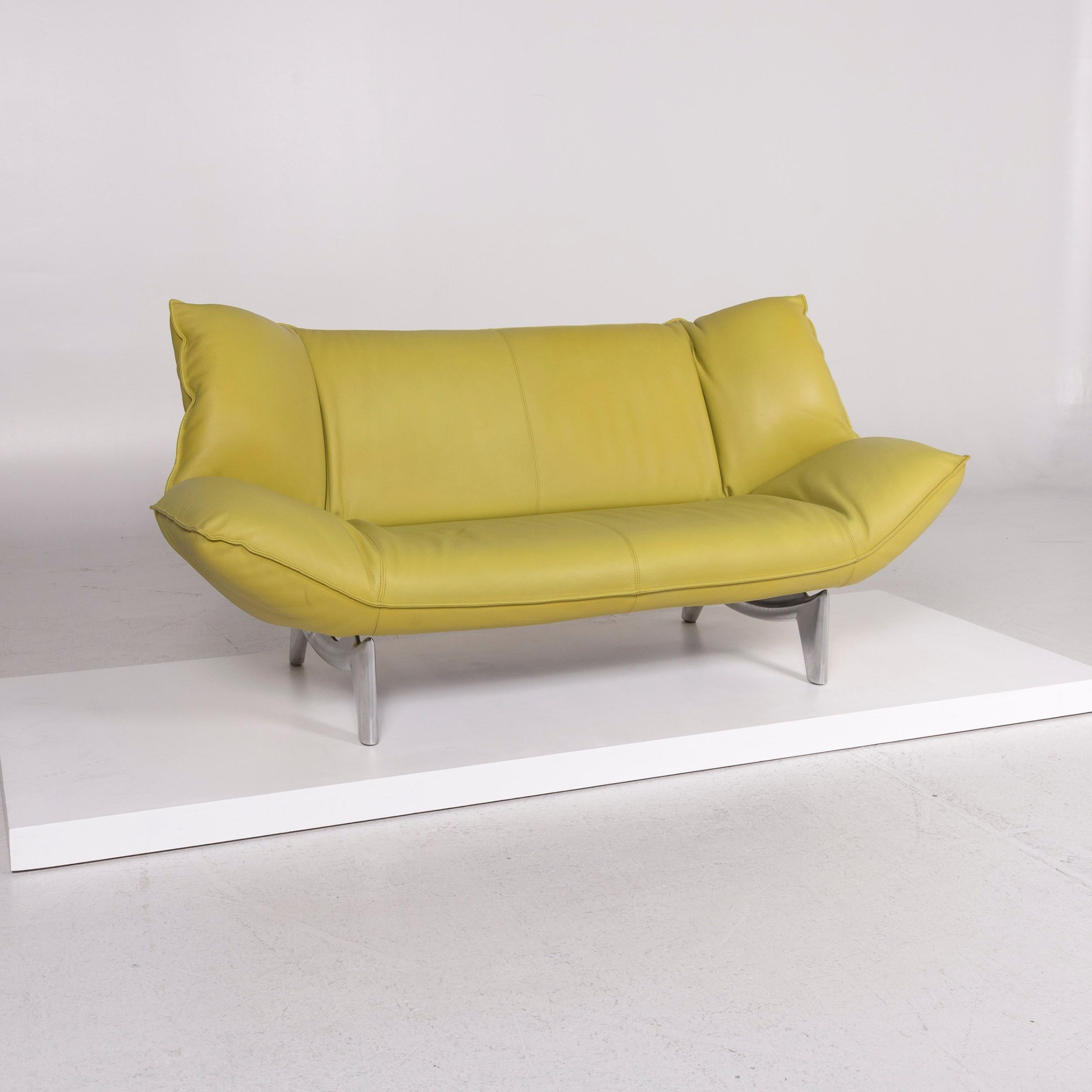 We bring to you a Leolux Tango leather sofa green lime green three-seat function couch.
 

 Product measurements in centimeters:
 

Depth 90
Width 178
Height 87
Seat-height 42
Rest-height 44
Seat-depth 55
Seat-width 110
Back-height