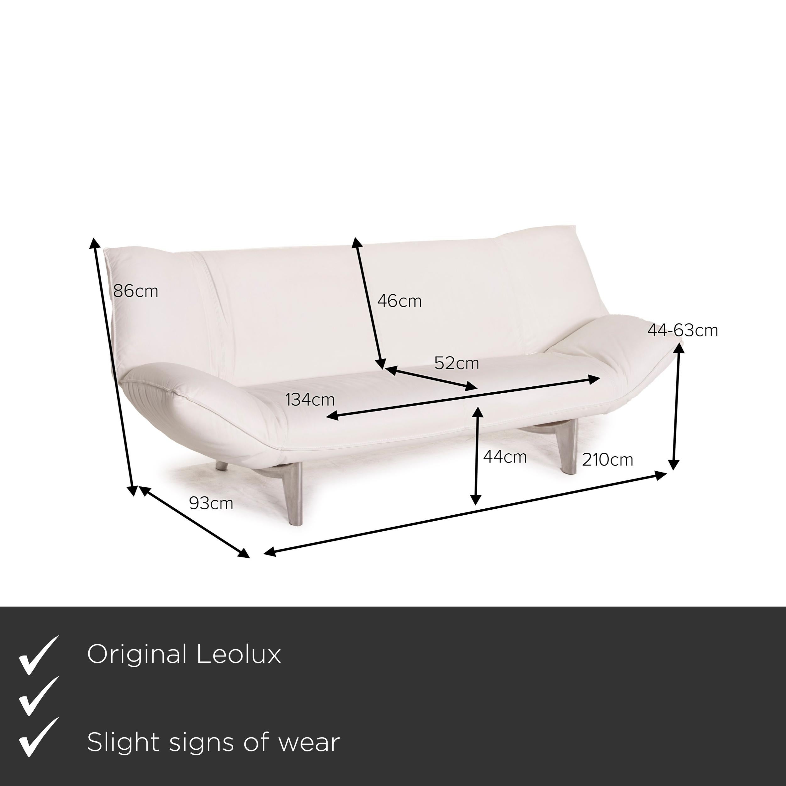 We present to you a Leolux Tango leather sofa white two-seater function.


 Product measurements in centimeters:
 

Depth: 93
Width: 210
Height: 86
Seat height: 44
Rest height: 44
Seat depth: 52
Seat width: 134
Back height: 46.
 