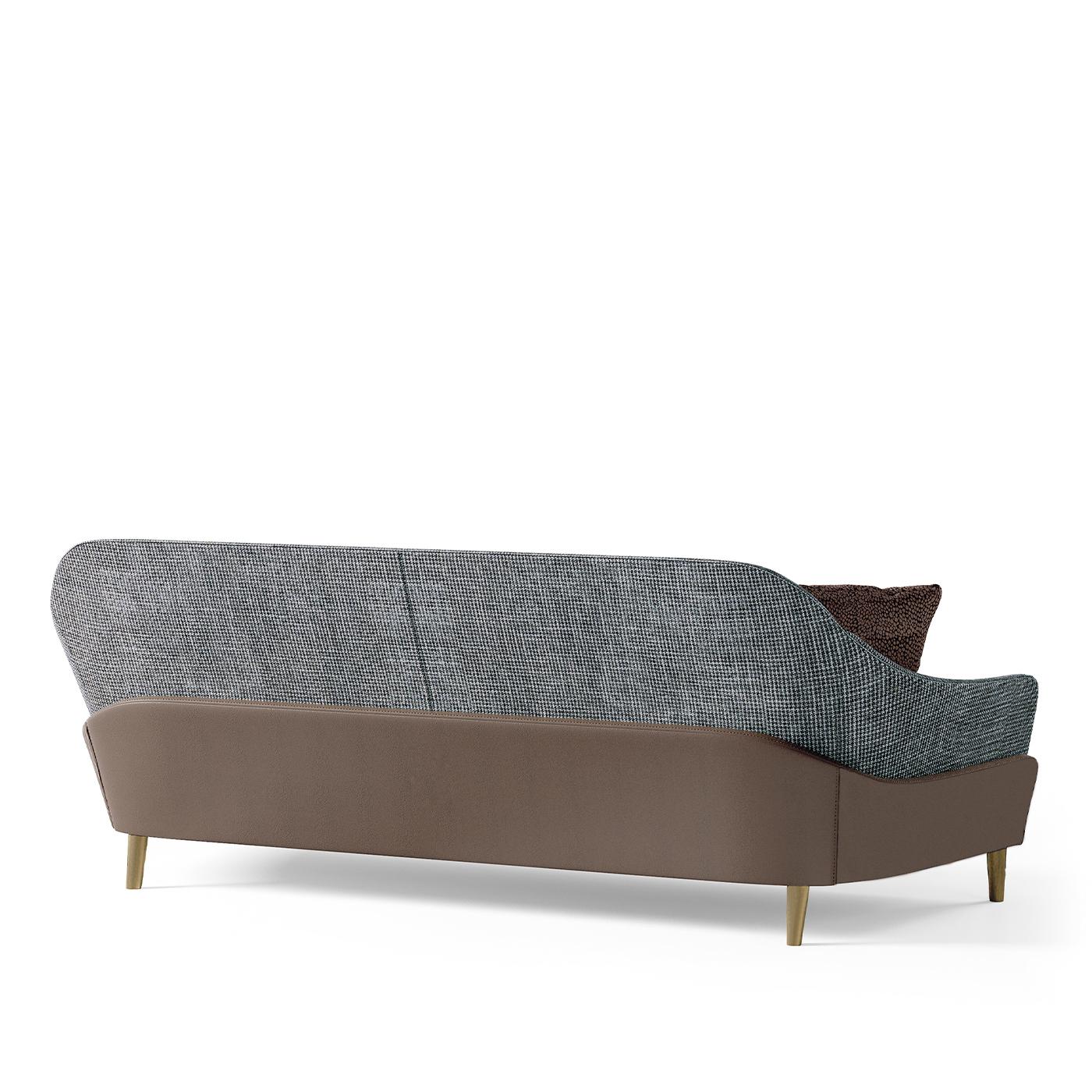 Effortlessly complementing any modern interior thanks to its timeless charm, this sofa will become the focal point of any living room or conversational area. Resting on four slanted painted metal feet, it features a solid beech and poplar plywood