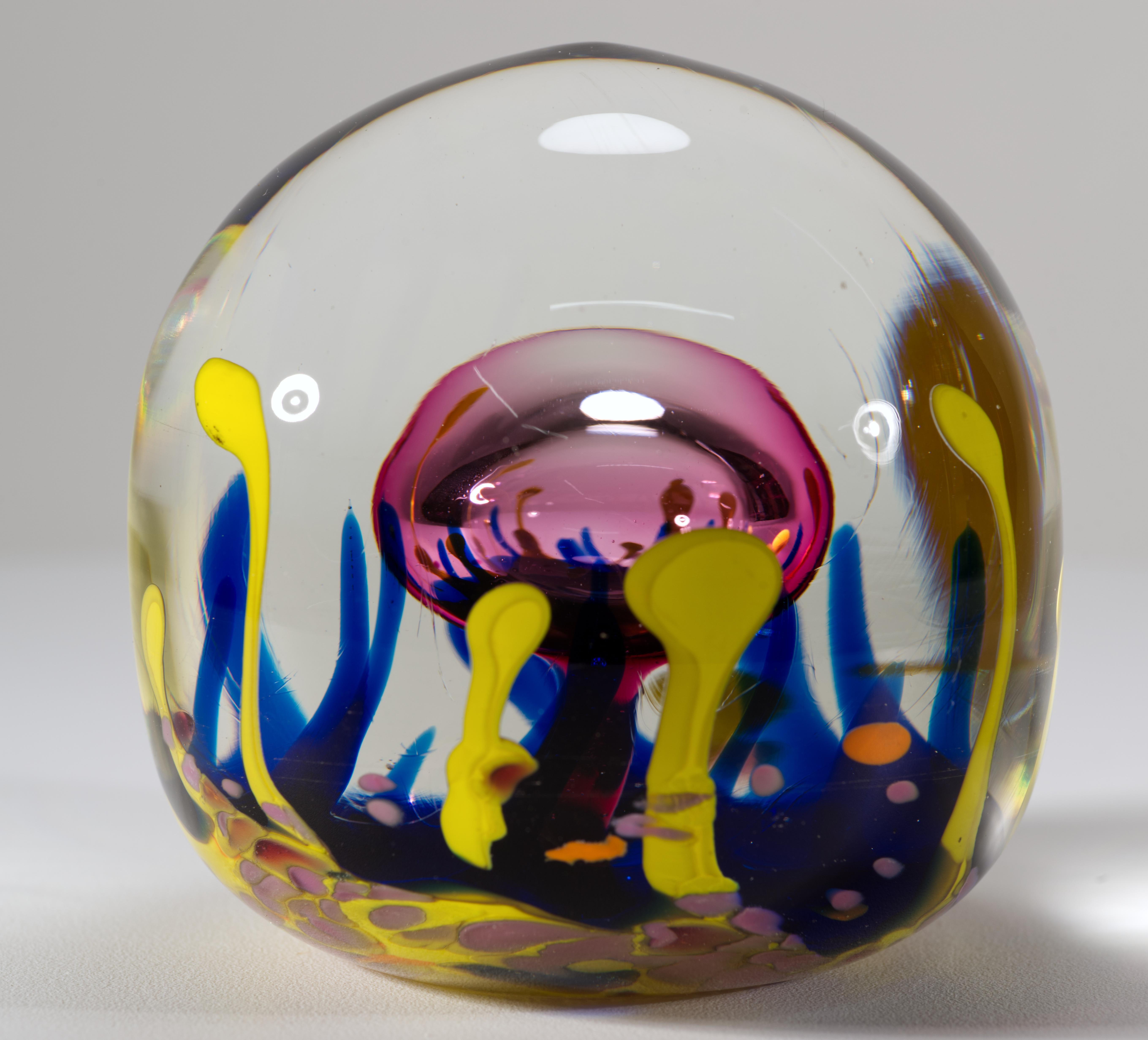  La sculpture en verre d'art Vintage présente un design complexe en verre fusionné de style Post-Moderne avec la bulle centrale contrôlée. La pièce cylindrique a une base et un sommet arrondis, et les bords arrondis de la sculpture sont soulignés