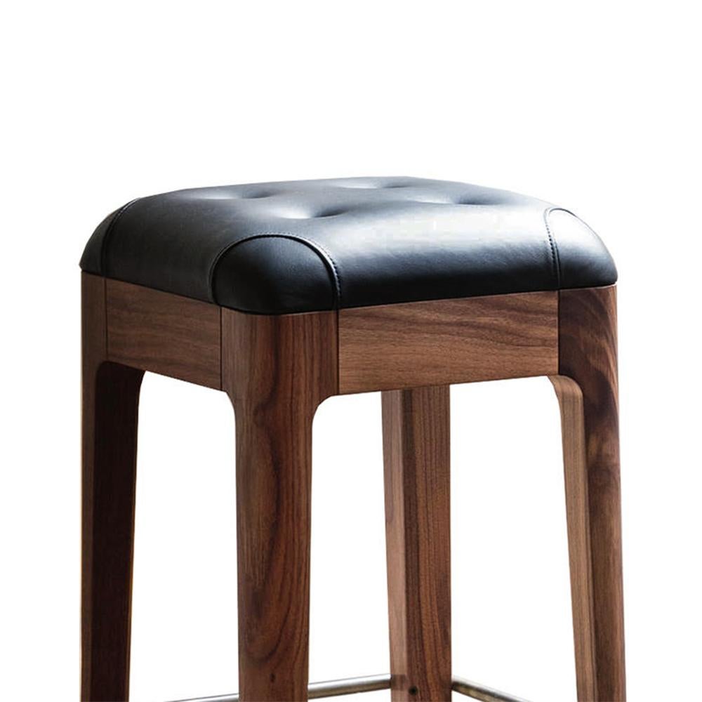 Bar stool leon with structure in solid walnut wood
with stainless steel footrest (30cm from ground).
Upholsterd seat covered with high quality black
genuine capitonated leather.
 
