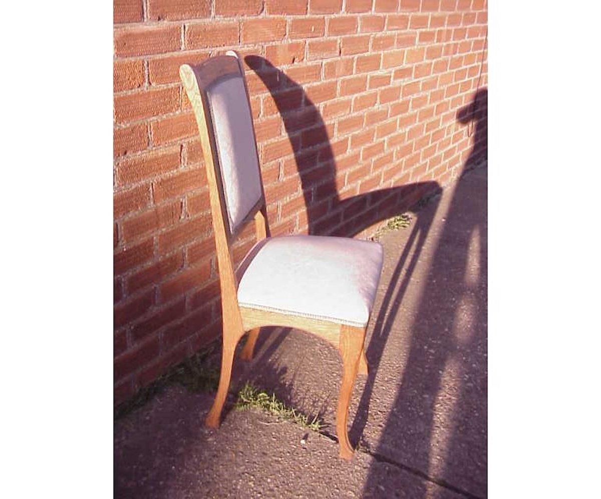 Leon Benouville. Ein Jugendstil-Schreibtisch oder Beistellstuhl aus Eiche mit subtilen organischen Linien.