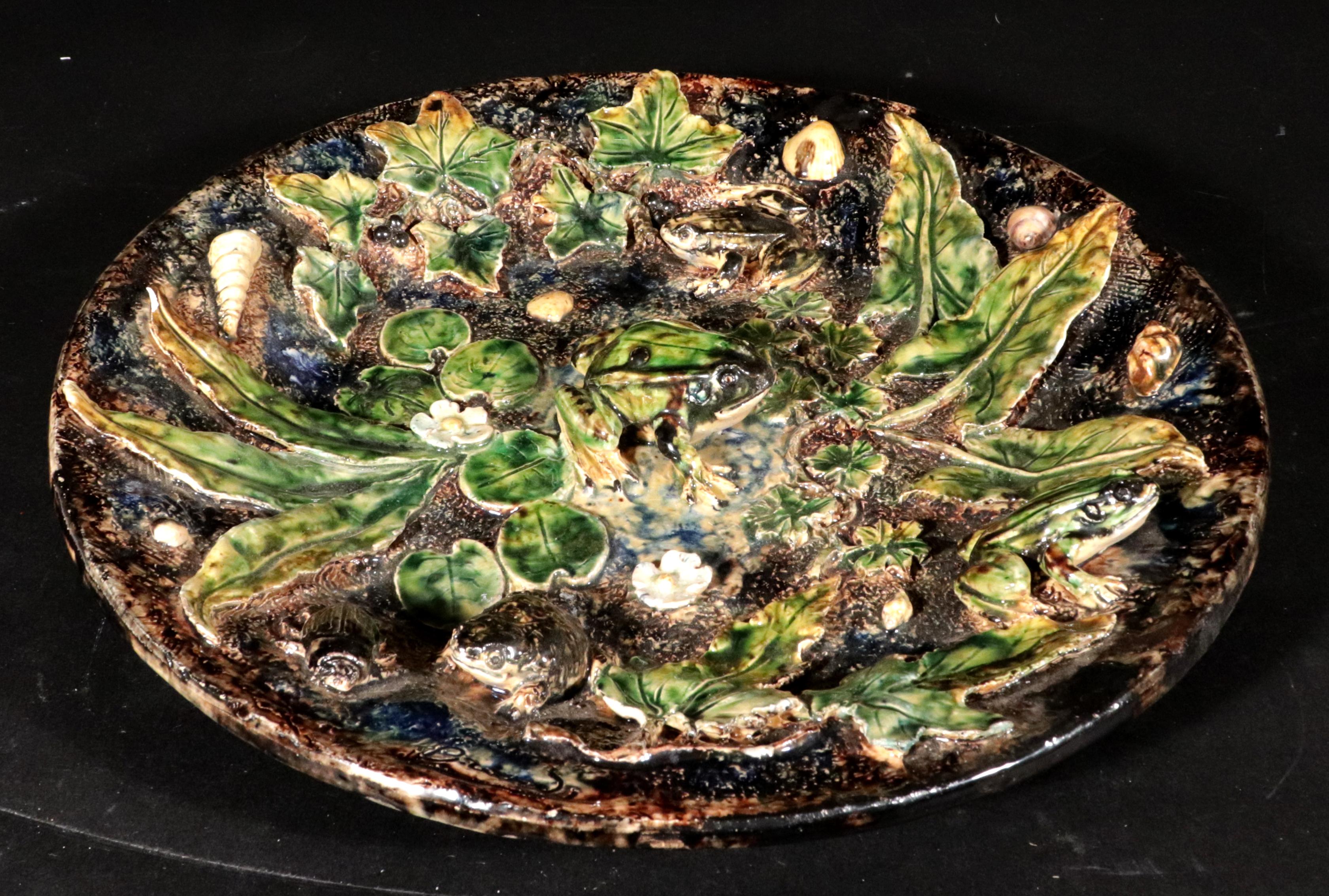 L'étang de Léon Brard - Plat à palissade en majolique française, 