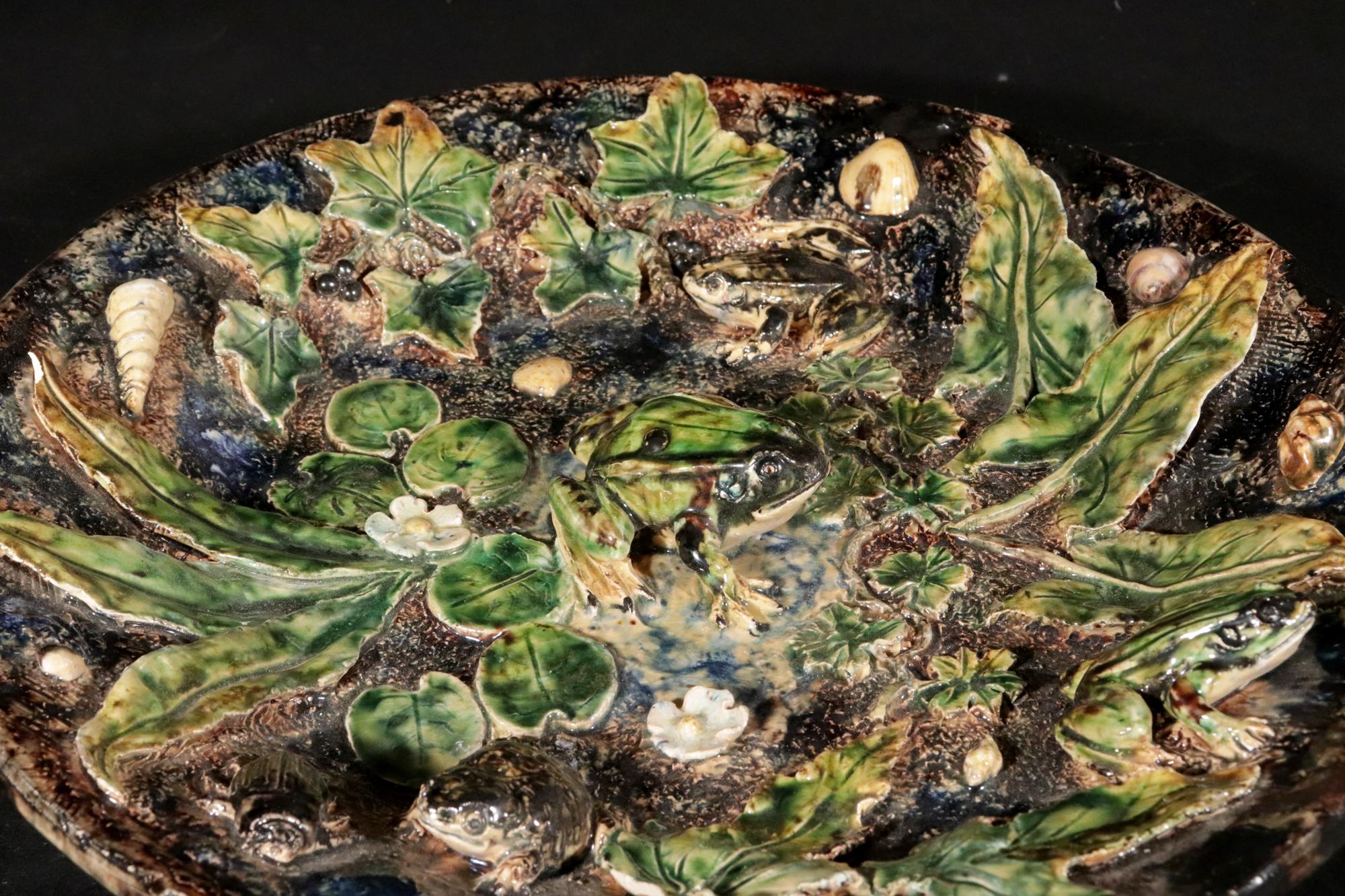 Français L'étang de Léon Brard - Plat à palissade en majolique française, 