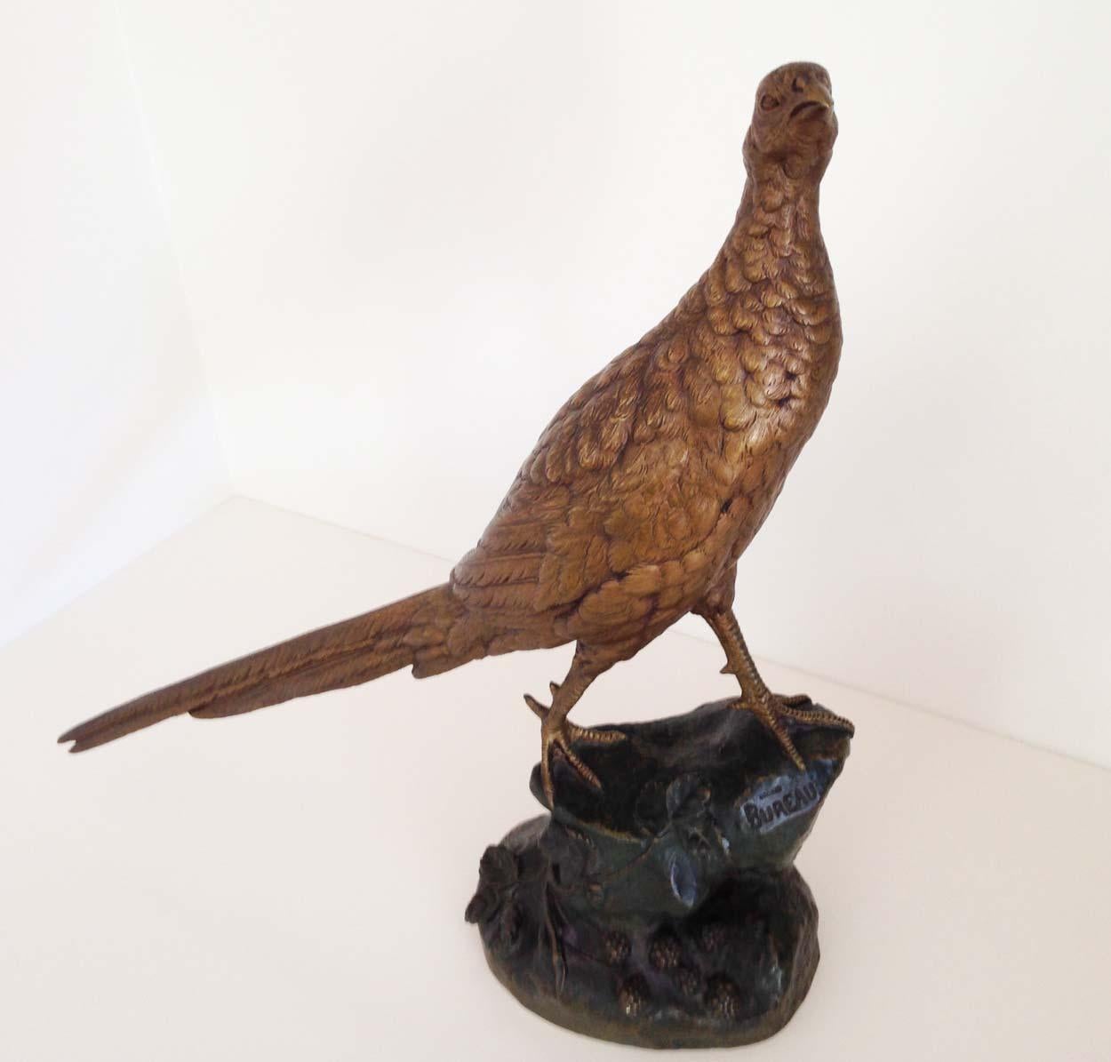 Leon Bureau (1866-1906)

Französischer Bildhauer, bekannt für sein Tiergenre.

Dieser Bronzefasan ist ein alter Guss aus der Zeit um 1900, der im Wachsausschmelzverfahren hergestellt wurde.

In Gegenwart ist sehr guter Zustand mit zwei