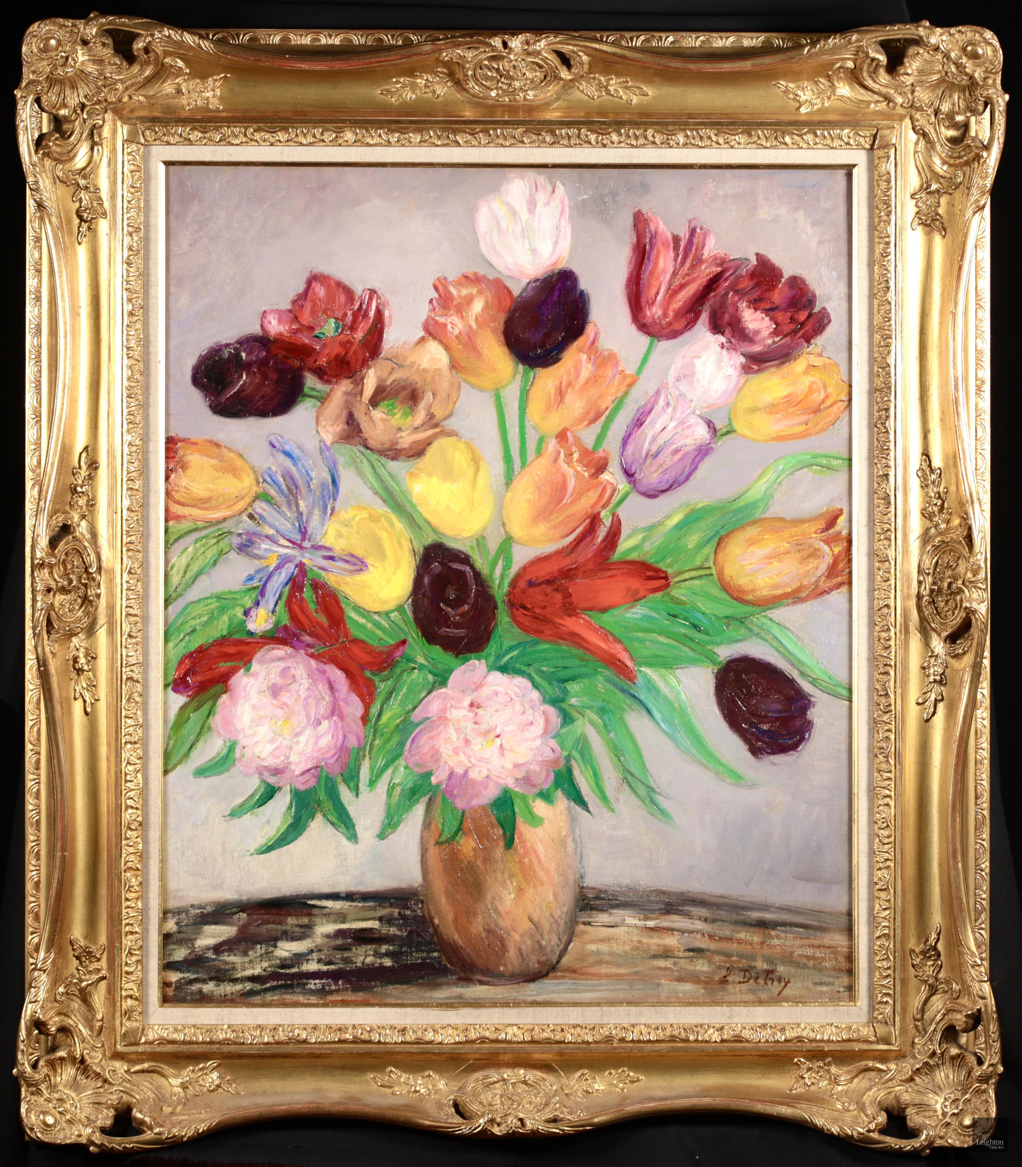 Nature morte signée, huile sur toile, circa 1930, du peintre impressionniste français Léon Detroy. L'œuvre représente un vase en bronze rempli de tulipes aux couleurs automnales et de pivoines. Une pièce magnifiquement colorée et peinte.

Signature
