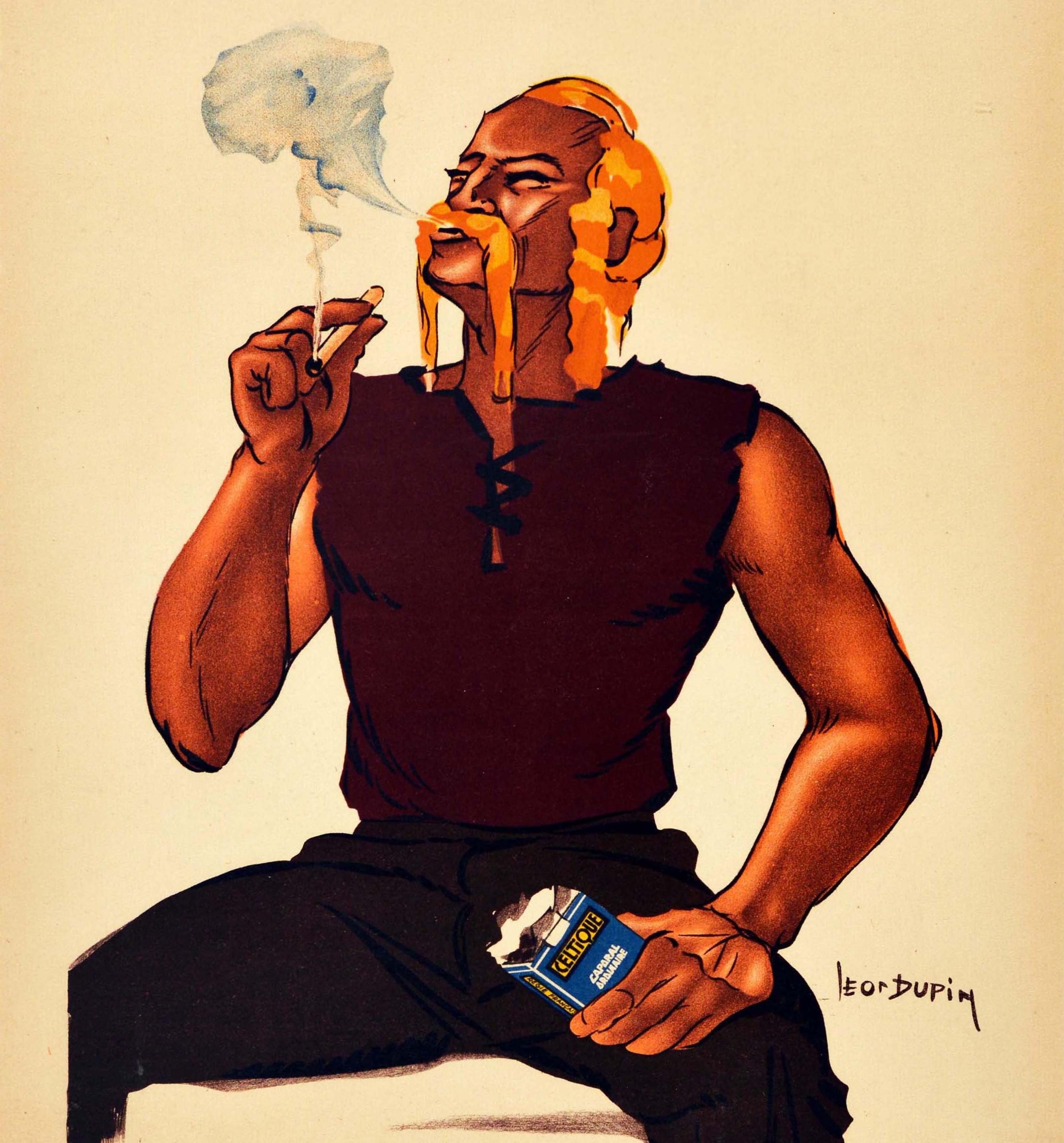Affiche publicitaire originale d'époque pour les Cigarettes Celtiques conçue par le célèbre affichiste Léon Dupin (1898-1971) montrant un homme aux cheveux et à la moustache longs, vêtu d'un haut et d'un pantalon marron, fumant une cigarette et
