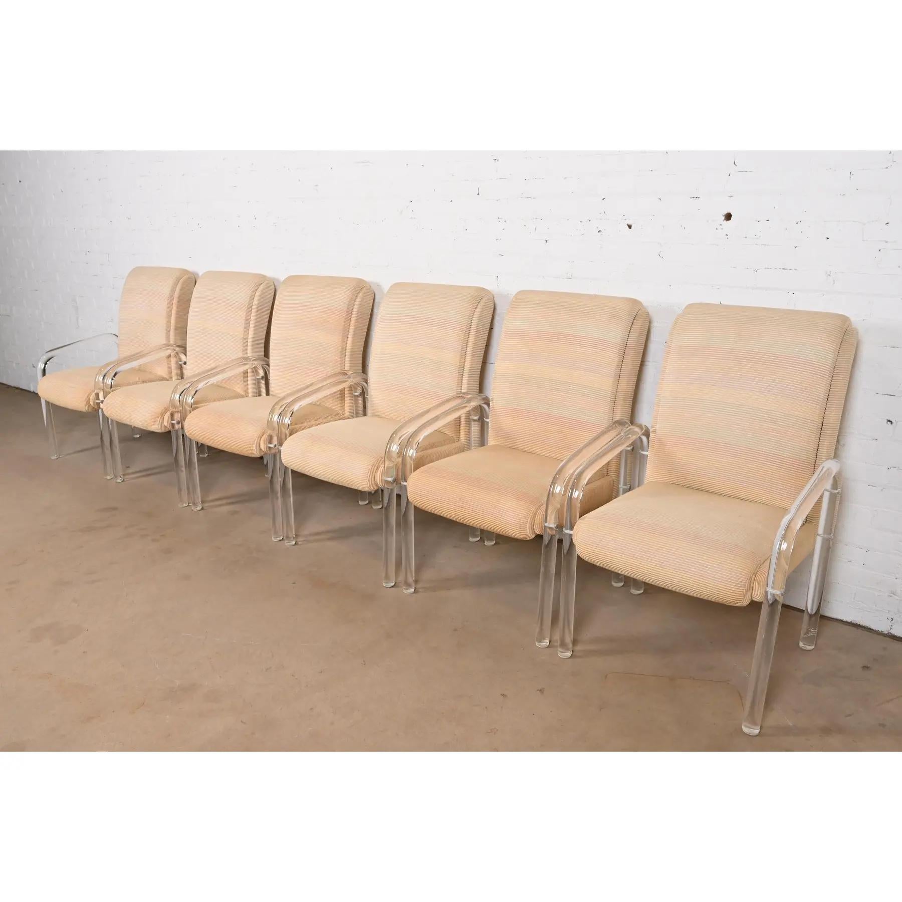 Magnifique ensemble de six fauteuils, chaises club ou chaises longues en lucite de style Art déco moderne ou du milieu du siècle.

Par Leon Frost pour Lion in Frost (signature sur lucite)

États-Unis, années 1970

Châssis sculpturaux en lucite, avec