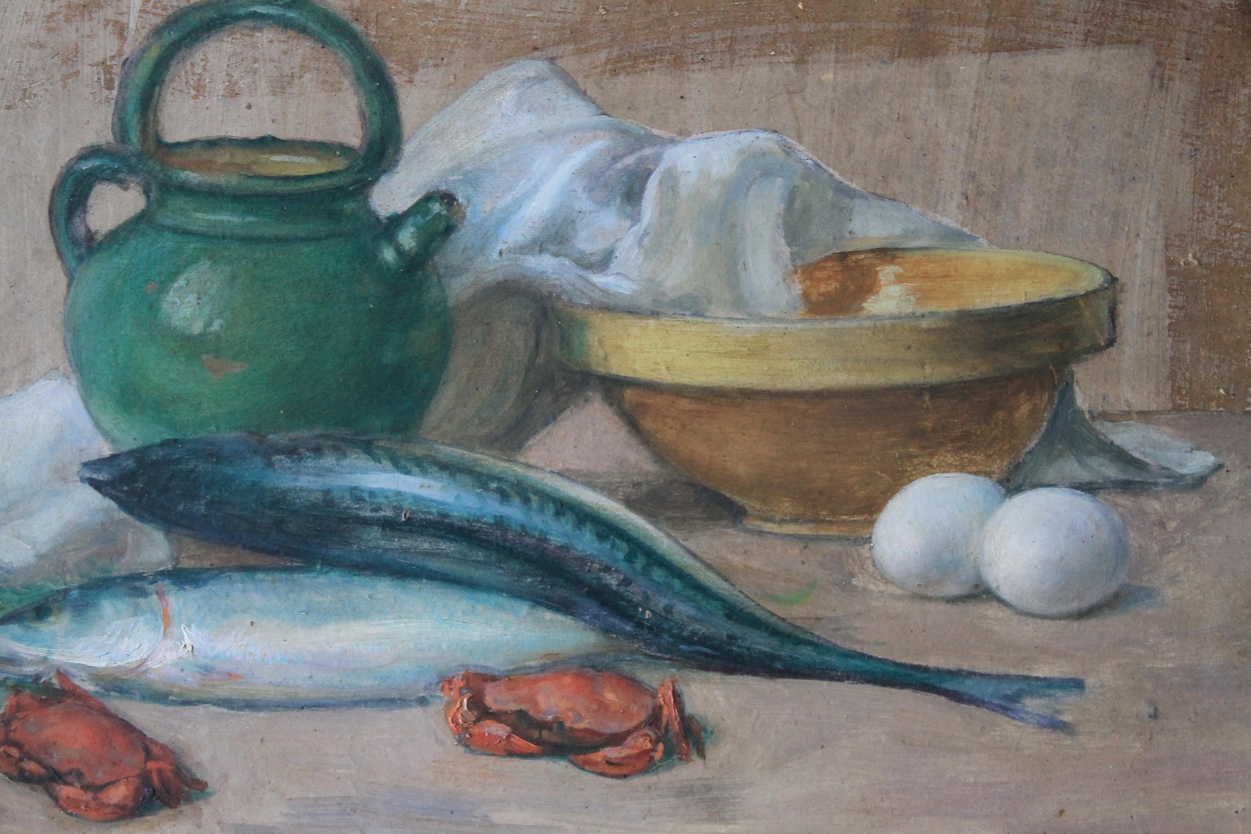 Rare peinture à l'huile française ancienne représentant des poissons, des crabes et des œufs, idéale pour une cuisine ou une salle à manger, dans un cadre doré ancien.  La planche est légère avec un fond subtil.  Une scène de cuisine typique avec un