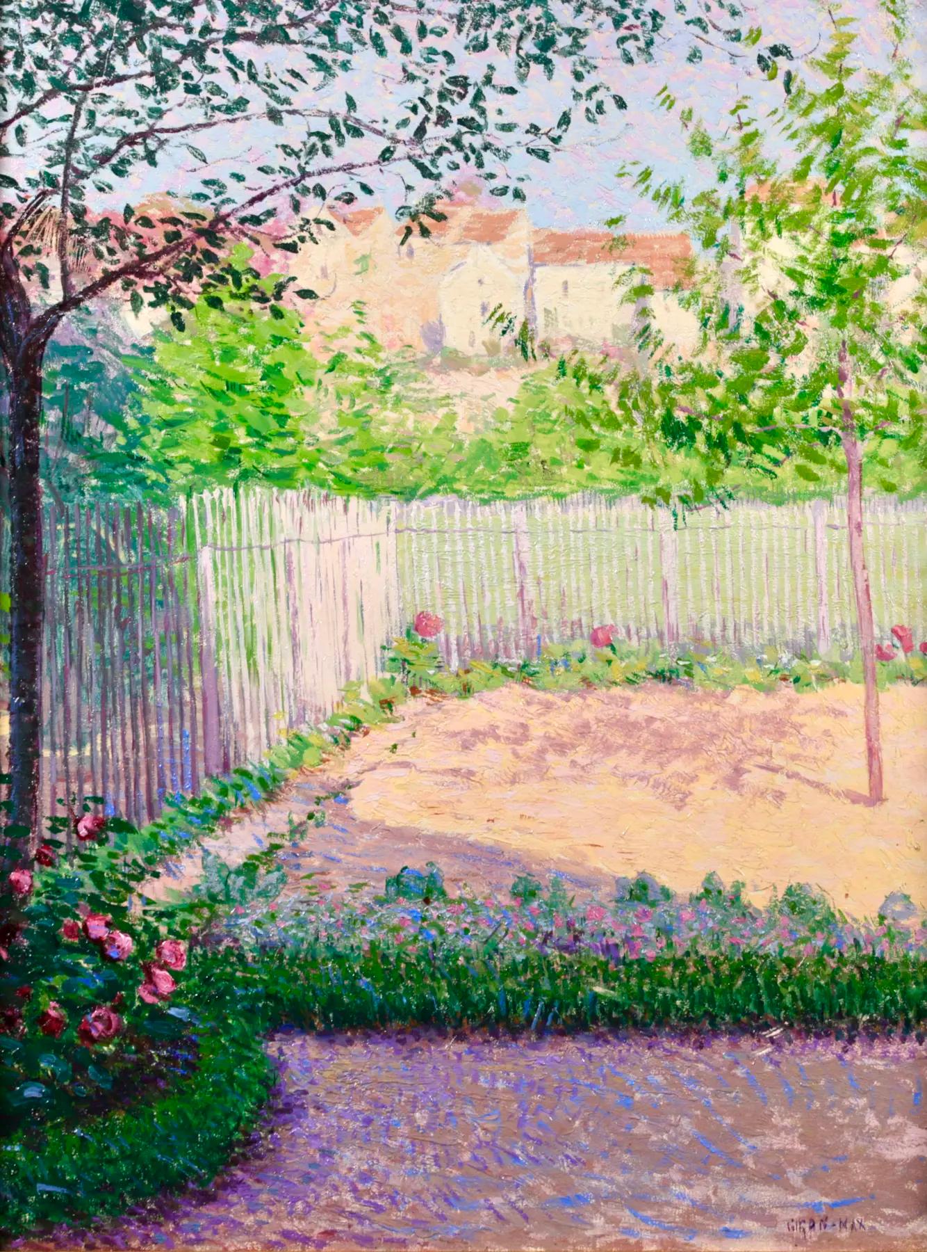 Paysage impressionniste sur panneau signé vers 1900 par le peintre français Léon Giran-Max. L'œuvre représente une vue d'un jardin clôturé avec des fleurs roses contrastant avec le feuillage vert des parterres de fleurs. Au-delà de la clôture, on