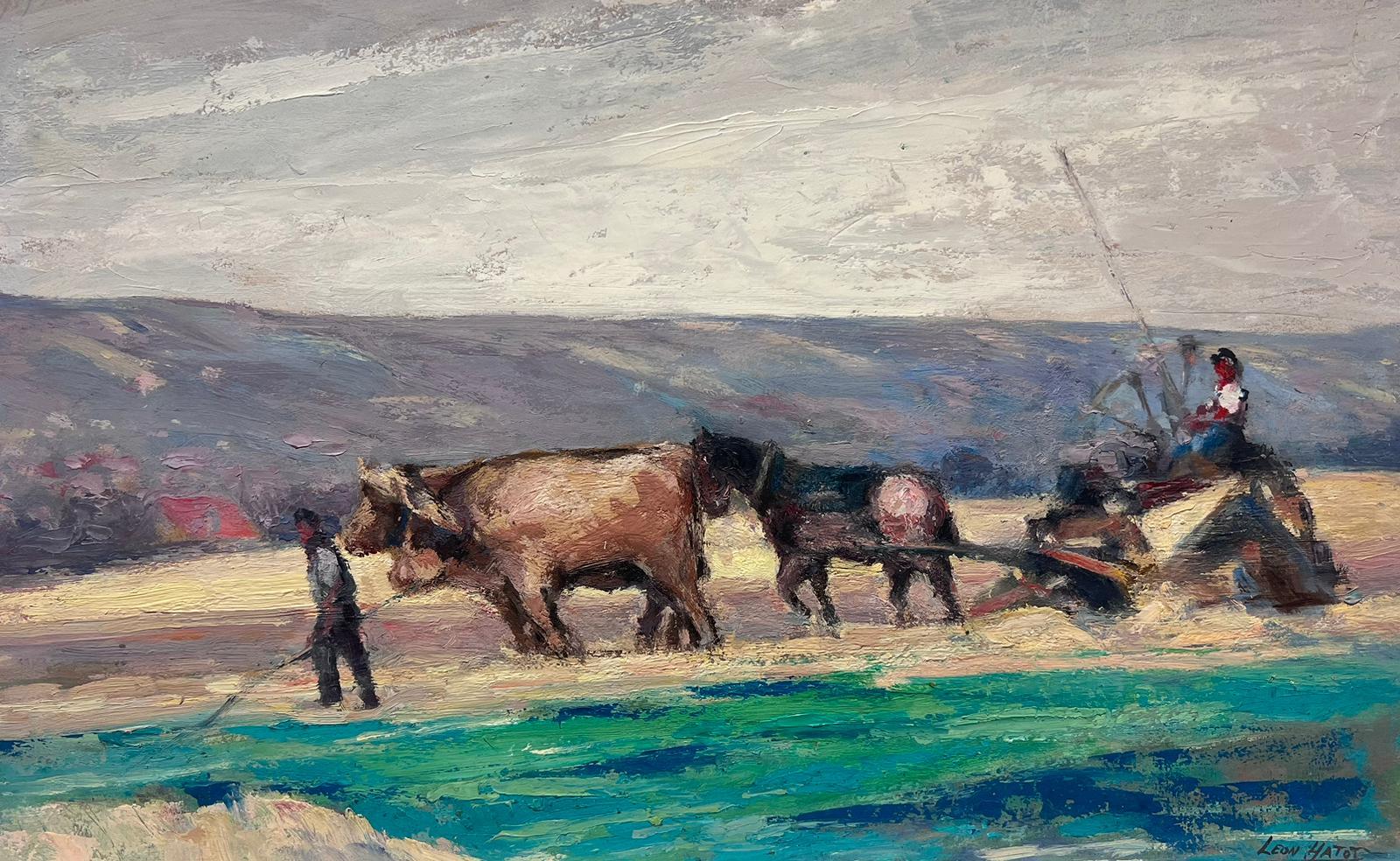Landscape Painting Leon Hatot - Peinture à l'huile française représentant des chevaux et des vaches à la moisson et tirant sur un vieil écusson