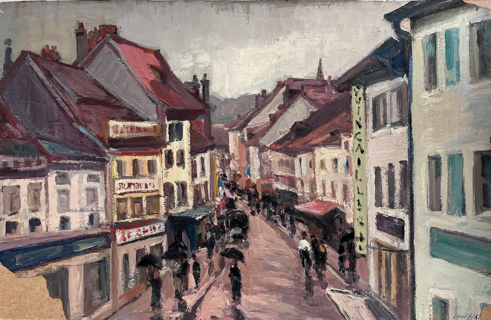 Figurative Painting Leon Hatot - Peinture à l'huile française d'une ville rouge poussiéreuse avec des personnages tenant des parapluies