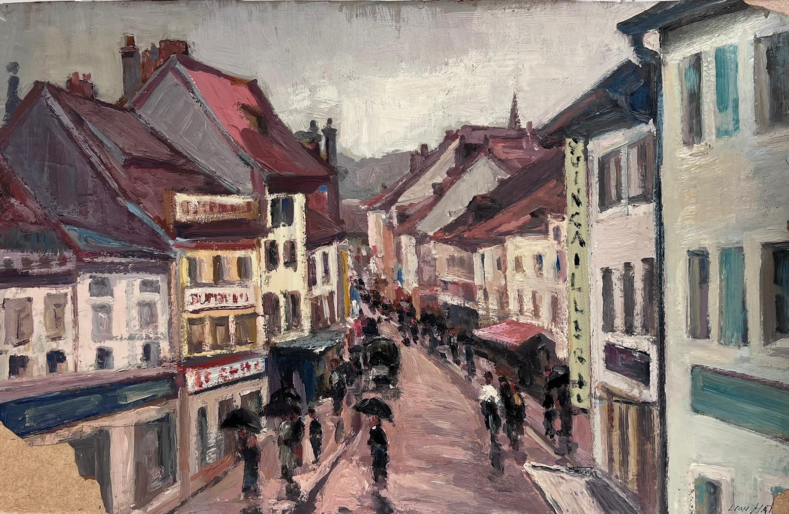 Figurative Painting de Leon Hatot - Pintura al Óleo Francesa Vintage Ciudad Roja Ocupada Con Figuras Que Sostienen Paraguas