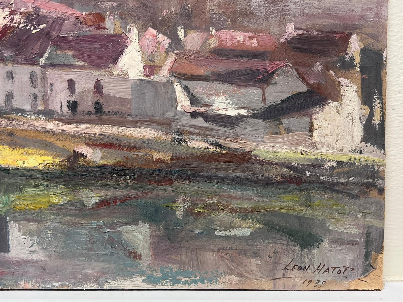 Peinture à l'huile française ancienne d'une ville grise, Reflection le long du lac - Impressionnisme Painting par Leon Hatot