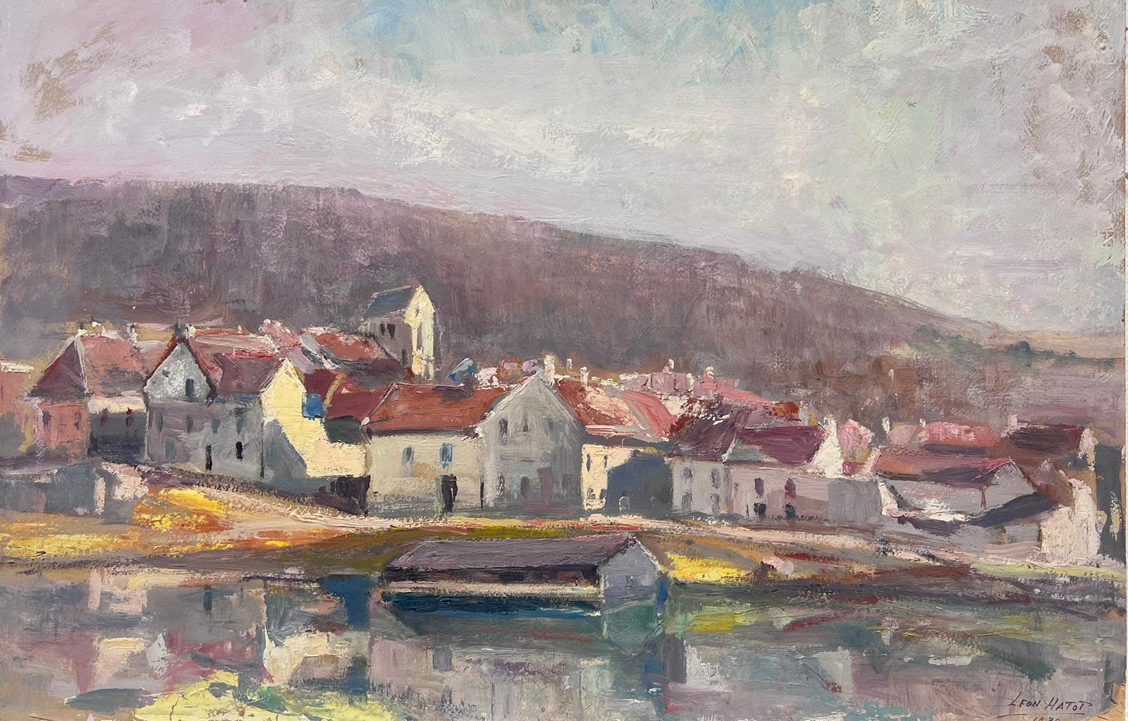 Landscape Painting Leon Hatot - Peinture à l'huile française ancienne d'une ville grise, Reflection le long du lac