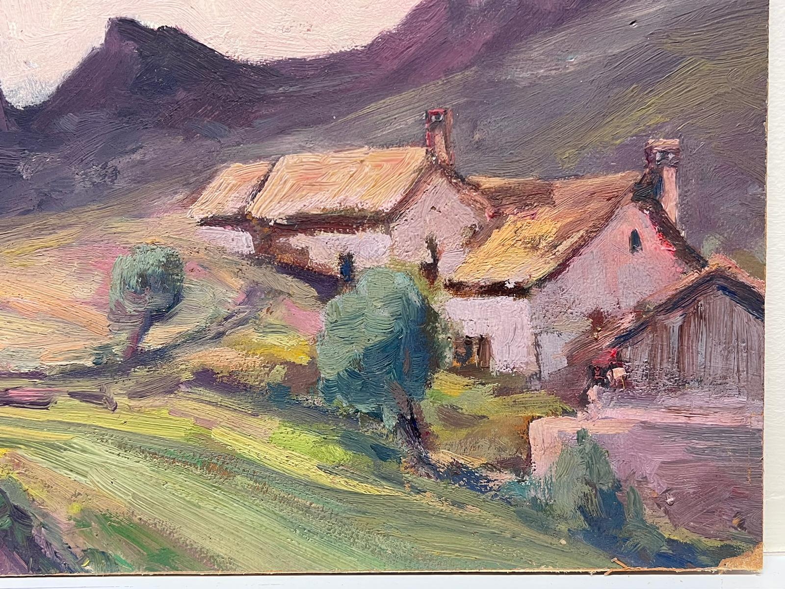 Peinture à l'huile française Vintage Petit Village Paysage Montagne Violette - Painting de Leon Hatot