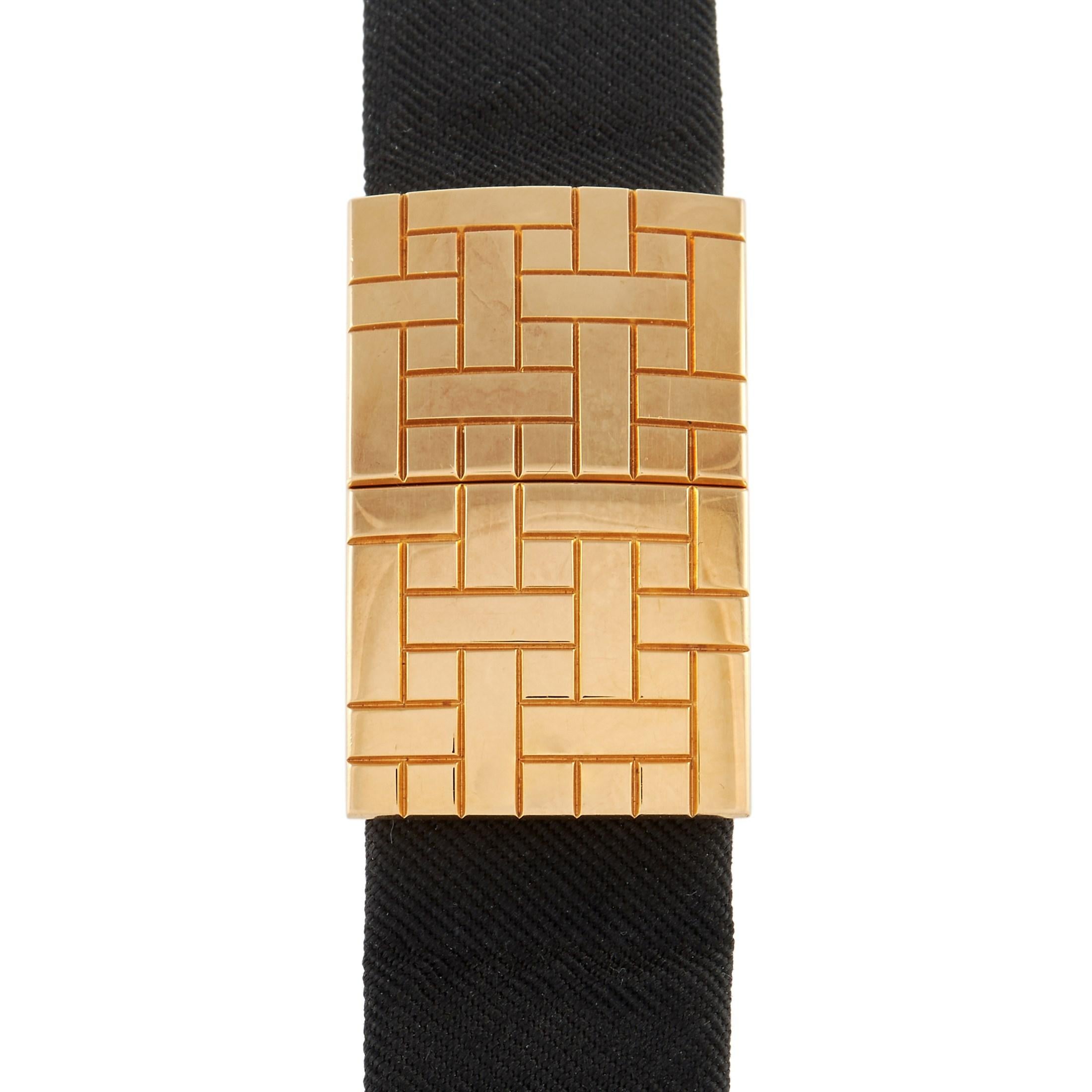 Ein außergewöhnlicher Zeitmesser für eine unkonventionelle Dame. Diese Léon Hatot Les Montres Secrètes Zelia Damenuhr hat die Geheimnisse der Zeit perfekt eingefangen. Sie hat ein schlankes, rechteckiges Profil, bei dem Gehäuse und Armband in der