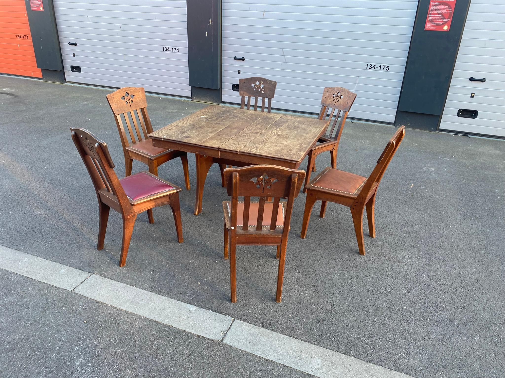 Léon Jallot '1874-1967' Paar Sessel aus Eichenholz und Leder um 1920
2 Stühle haben keine Sitzfläche, 2 Stühle mit Lederbezug, 2 Stühle mit Kunstlederbezug
die Patina muss überprüft werden, das Holz ist schmutzig, aber in gutem Zustand
kann getrennt