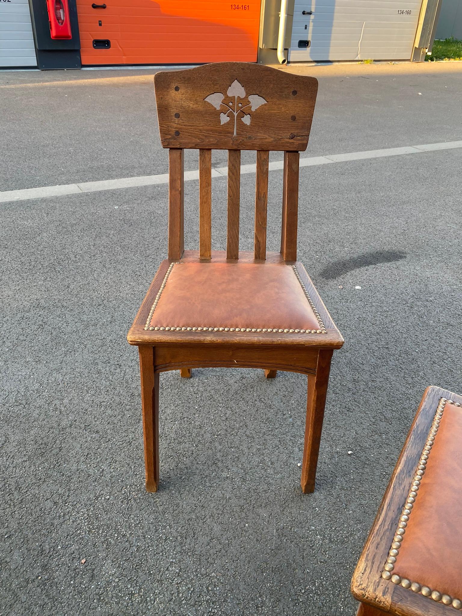 Léon Jallot '1874-1967' Satz von 6 Stühlen aus Eiche  um 1910 im Zustand „Starke Gebrauchsspuren“ im Angebot in Mouscron, WHT