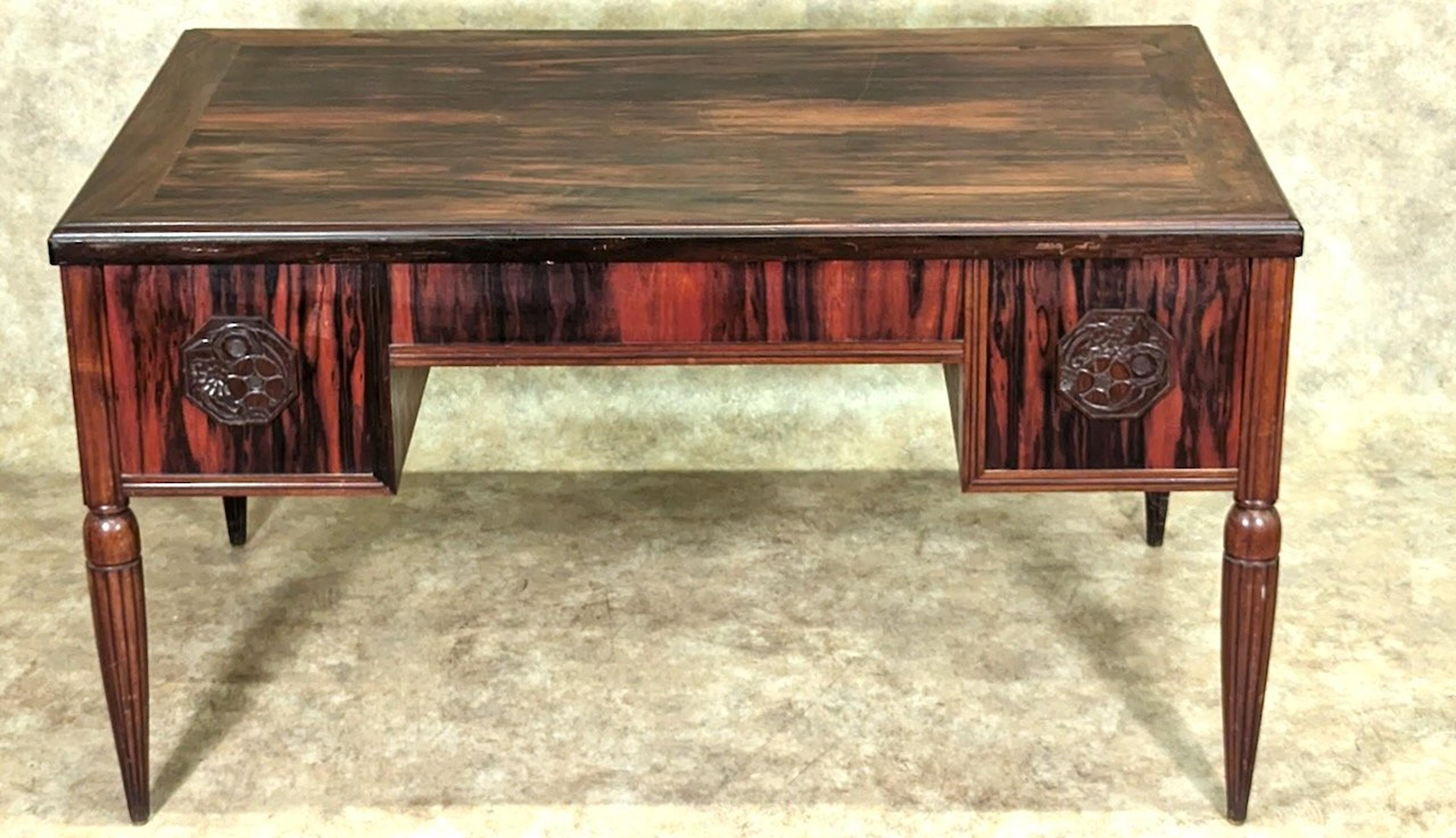 Classica scrivania francese Art Déco disegnata da Leon Jallot, circa 1925, in ebano macassar con pannelli scolpiti. Questa scrivania non è stata restaurata nelle fotografie. Le dimensioni sono 53