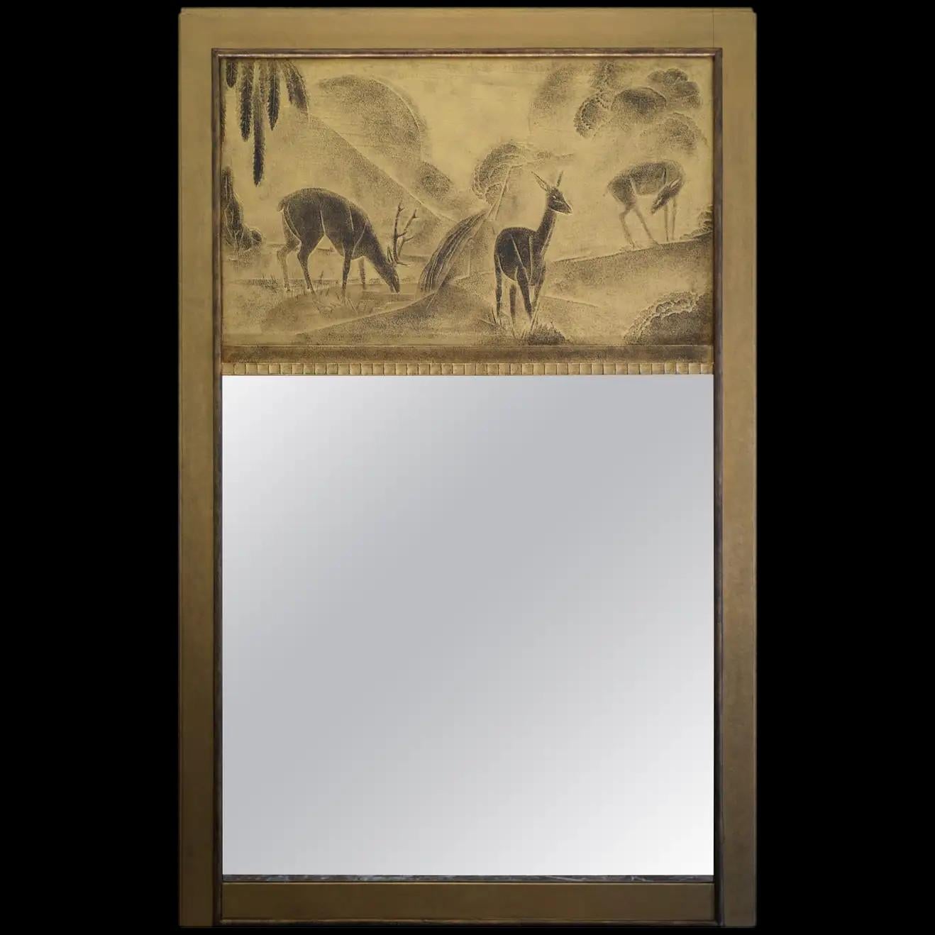 Miroir Art Déco de Léon JALLOT, France, fin des années 1920. En bois stuqué doré avec un miroir surmonté d'un panneau sculpté représentant un décor en laque de cerfs encadrés de demi-rouleaux et d'une frise plate à double cannelure. Miroir original.