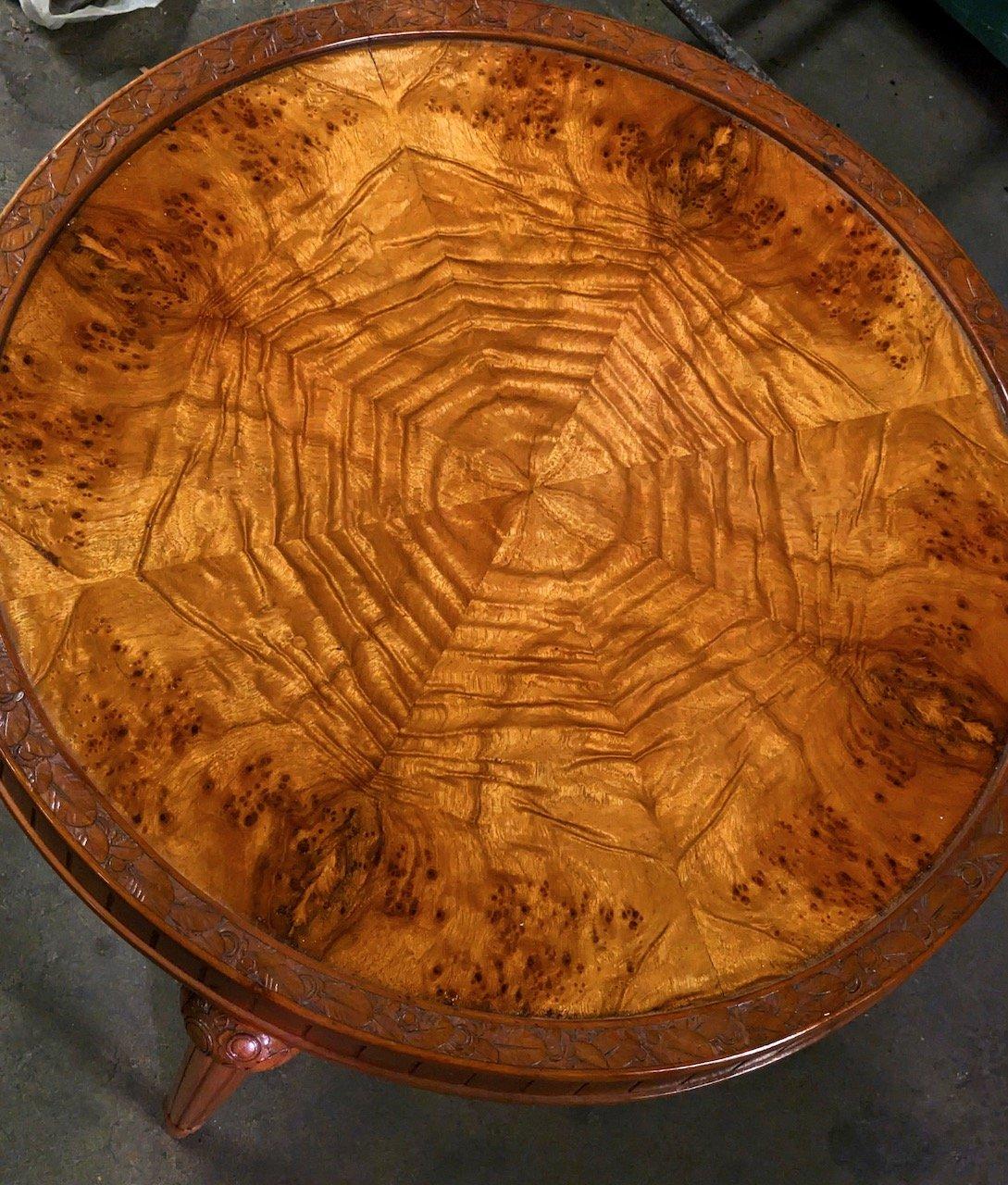 Table basse Art Déco, circa 1920, par Léon Jallot, en cerisier avec plateau en frêne ronceux. Cette table a un diamètre de 23