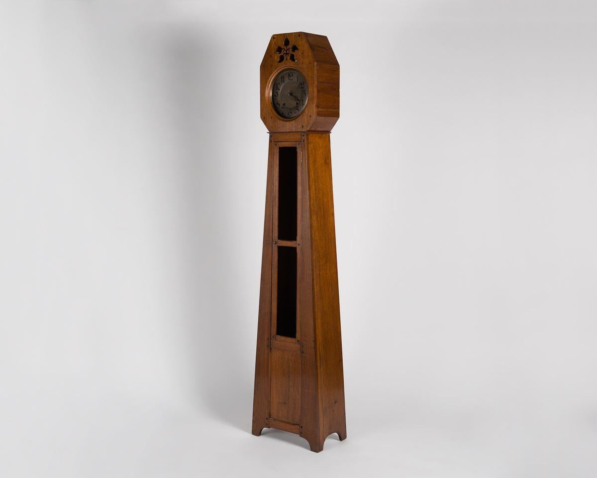 An magnificent clock with a floral motif dating from the early 20th century, and created by master ebeniste Le´on Jallot.

For an illustration of a similar model, see: Duncan, Alastair, 