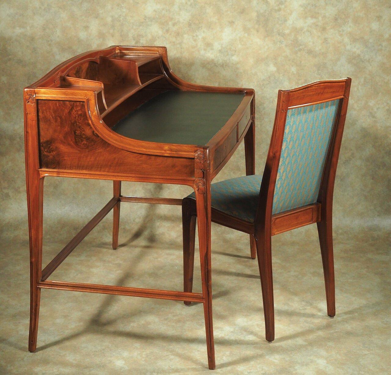 French transitional (from Art Nouveau to early Art Deco) desk and en suite chair by Leon Jallot in sculpted walnut and walnut burl, circa 1910. This desk features Jallot’s beautiful open raspberry blossom and leaves sculpting. The desk is 37.5” wide