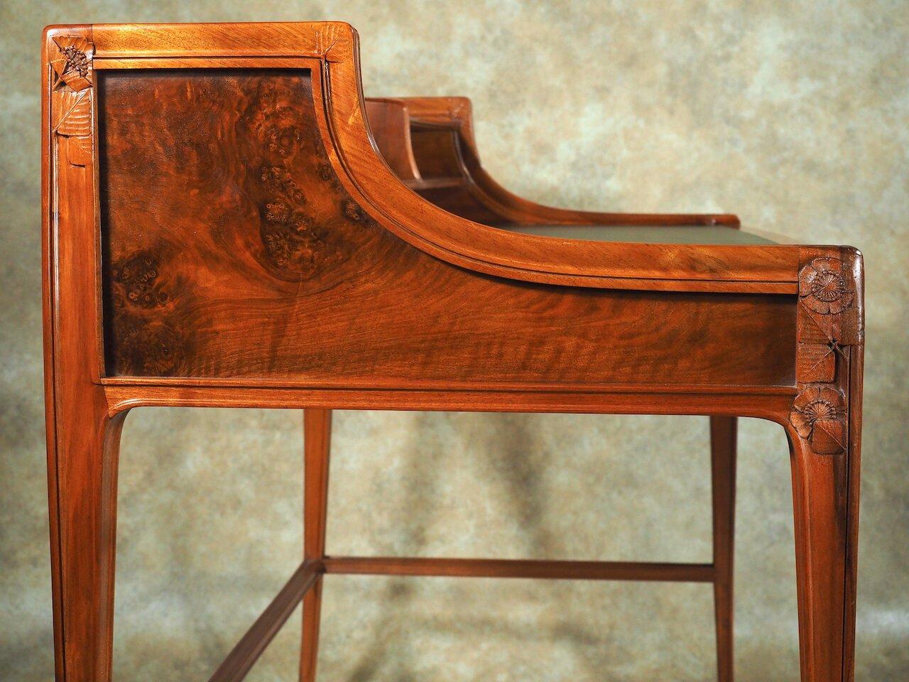 Leon Jallot Schreibtisch und Stuhl aus Nussbaumholz mit Skulpturen (Frühes 20. Jahrhundert) im Angebot