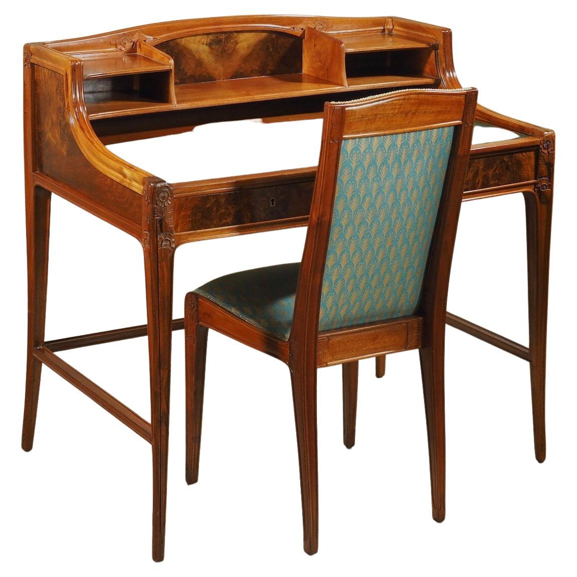 Bureau et chaise en noyer sculpté de Léon Jallot en vente