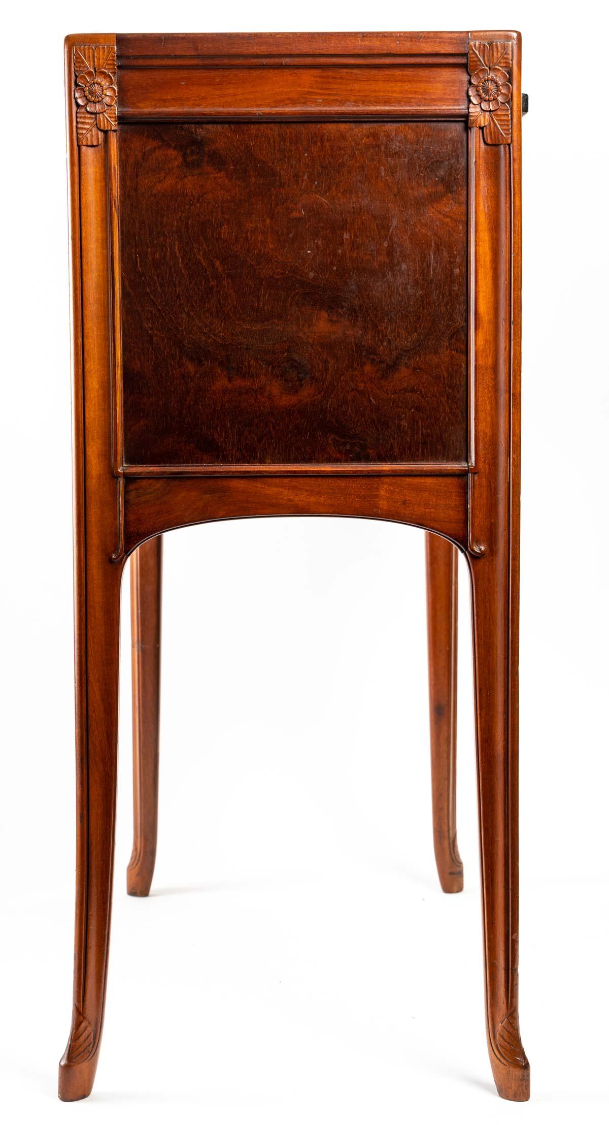 Léon Jallot, small support furniture
circa 1910 in mahogany. On the front 2 real drawers and 2 false drawers.
Measures: H 60 cm, W 80 cm, D 34 cm.